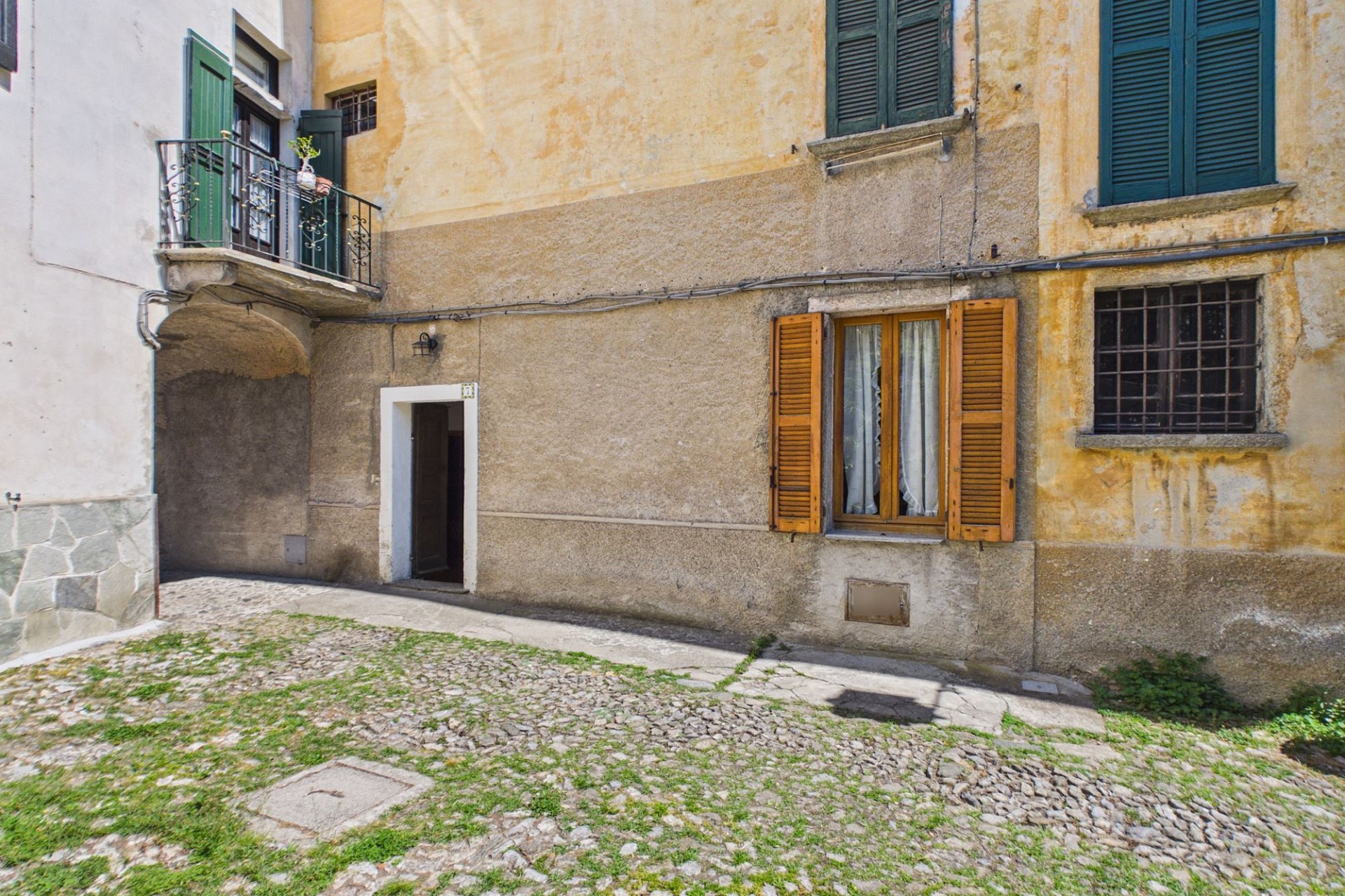Innenhof mit alter Fassadenansicht