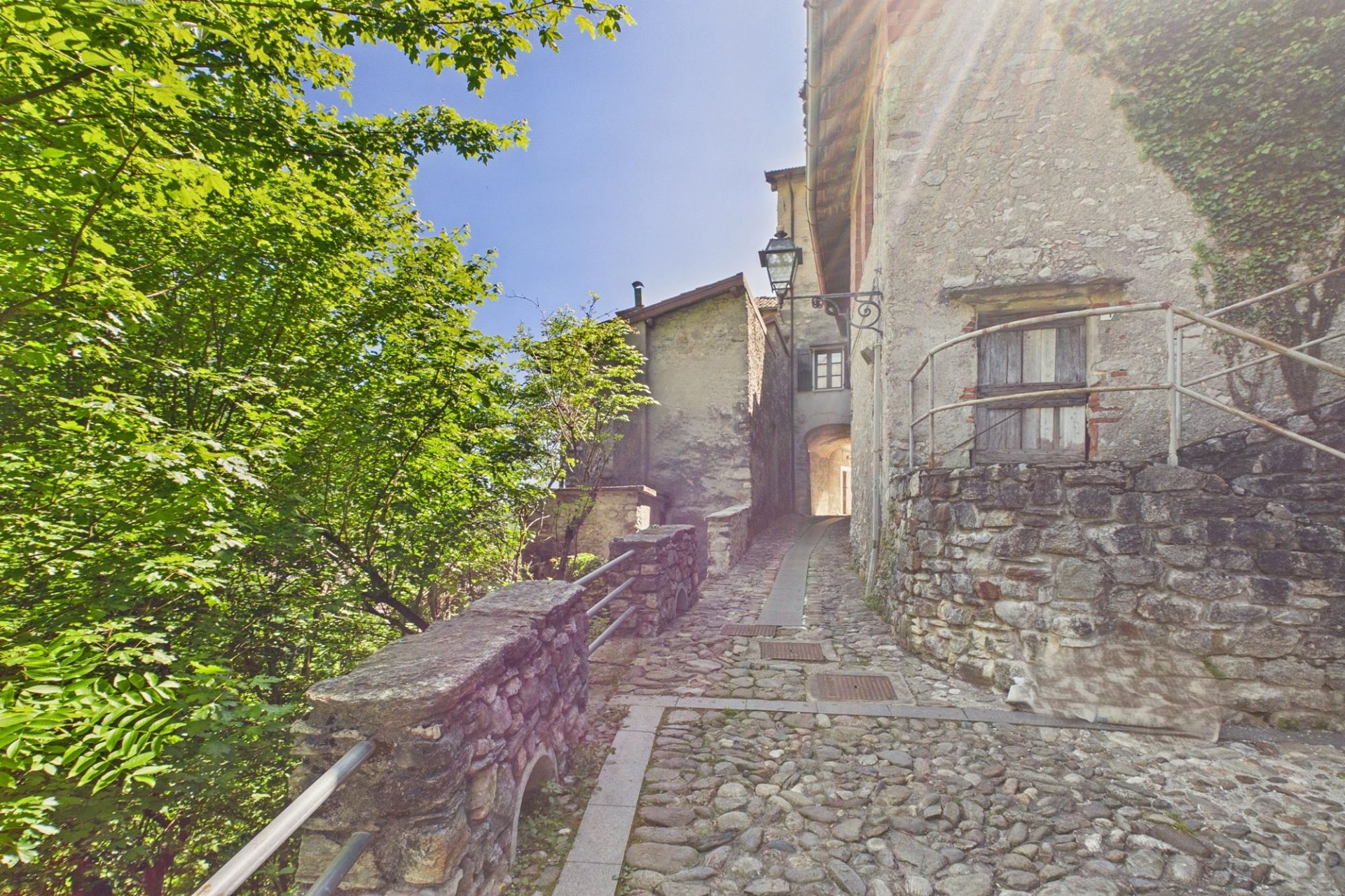 Historische Gasse mit alten Steingebäuden