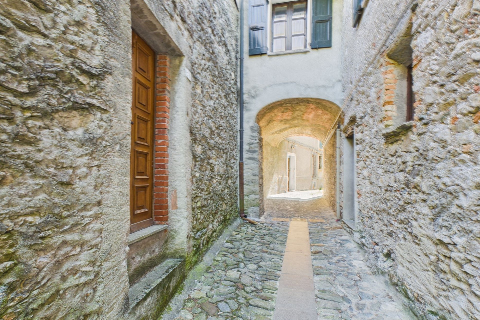 Historische Steingasse mit Torbogen