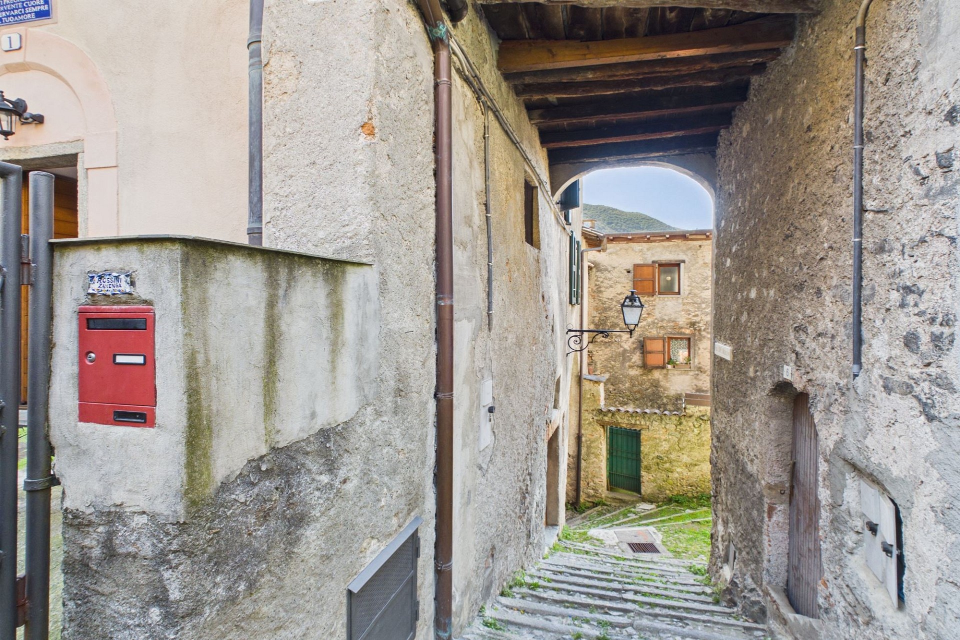 Enge historische Gasse zwischen alten Steinhäusern