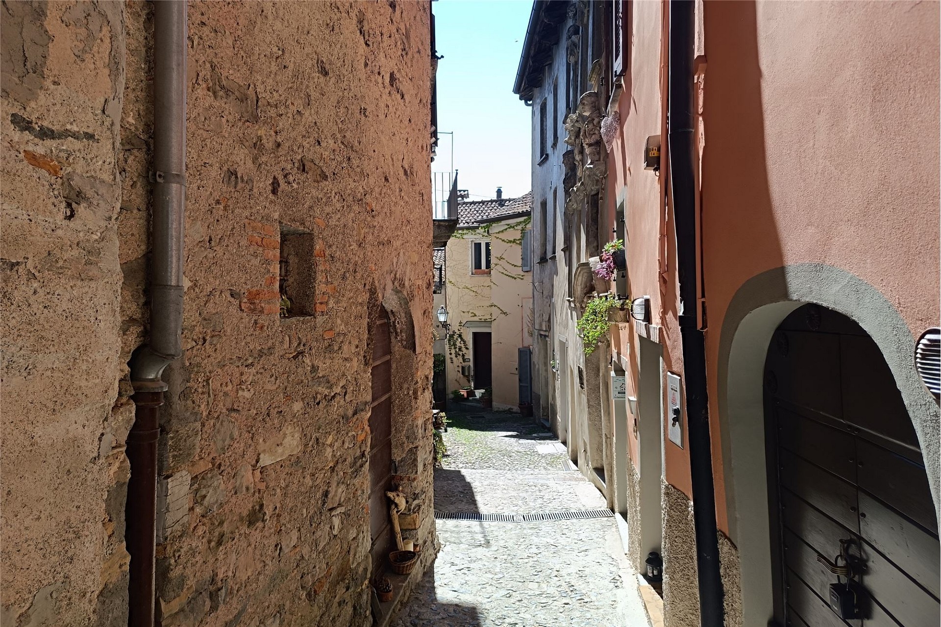 Enge historische Gasse mit Naturstein- und Putzfassaden