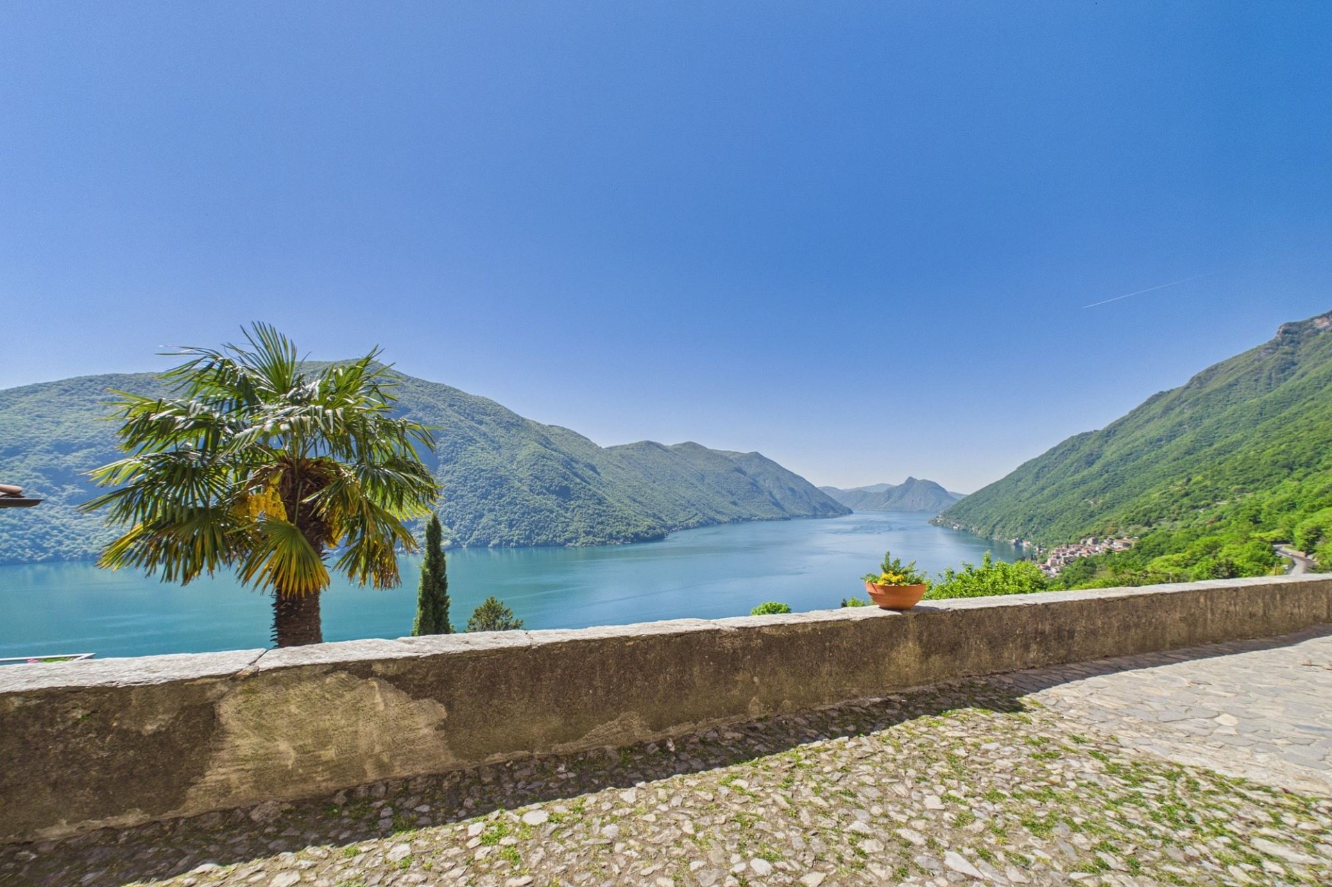 Seeblick von einer Terrasse