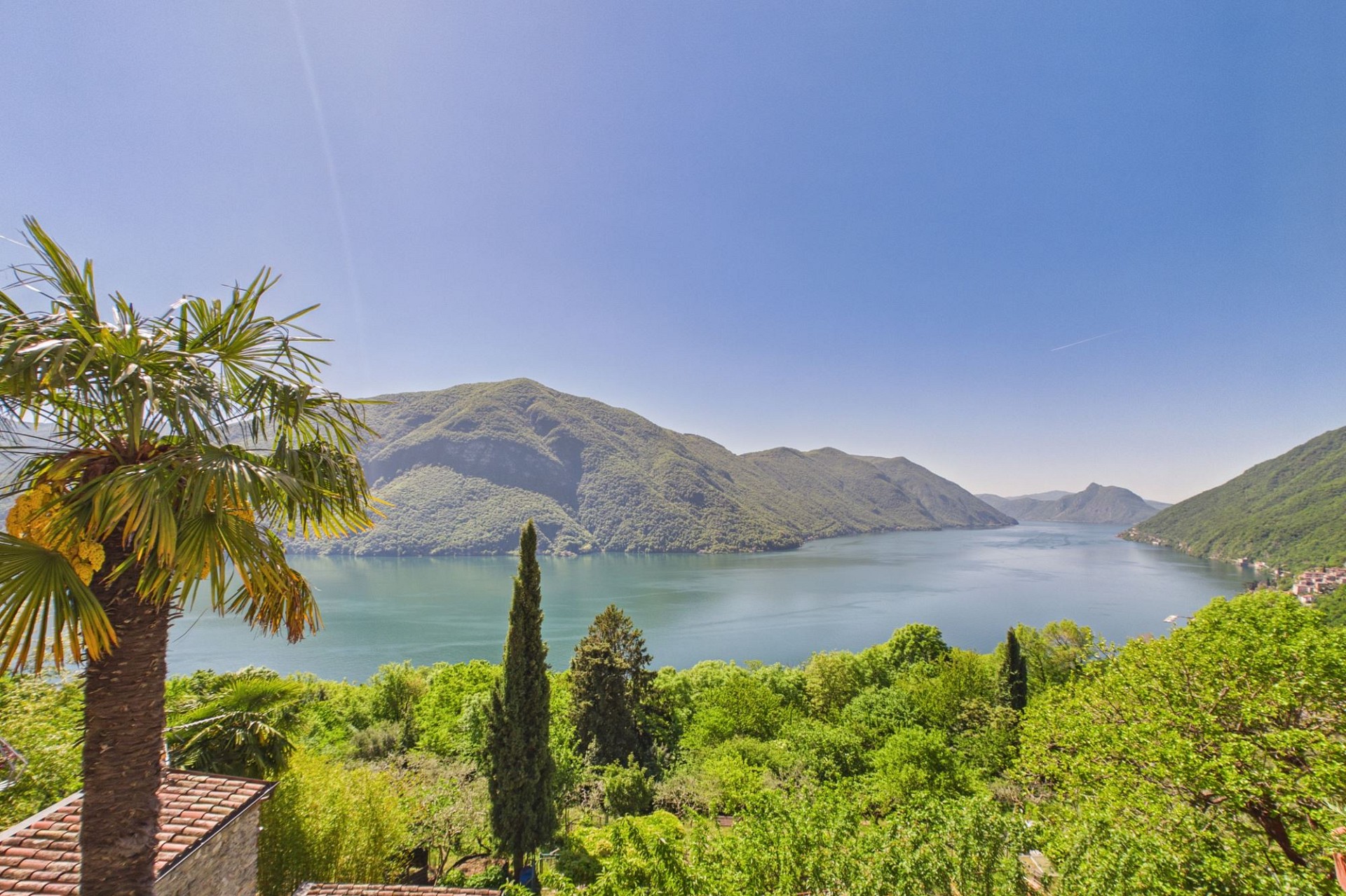 Panoramablick auf See und Berge