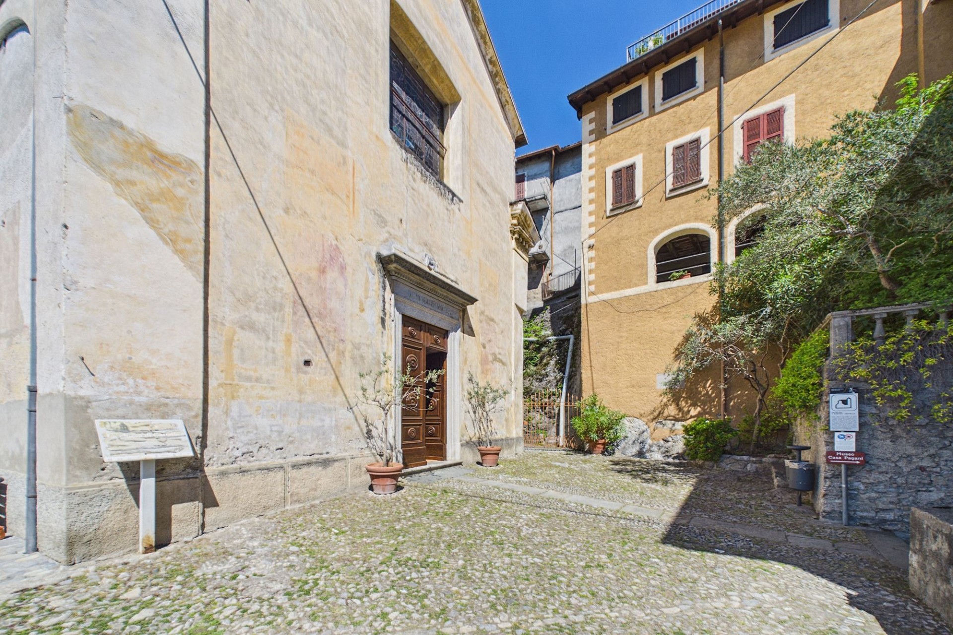Historischer Innenhof mit Altbaufassade