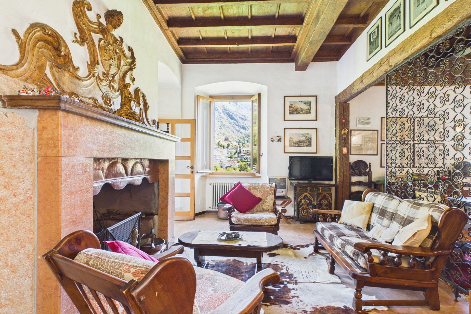 Historisches Wohnzimmer mit Kamin und Bergblick