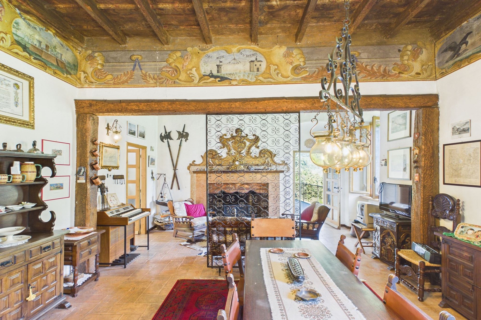 Historisch dekoriertes Wohn-Esszimmer mit Kamin