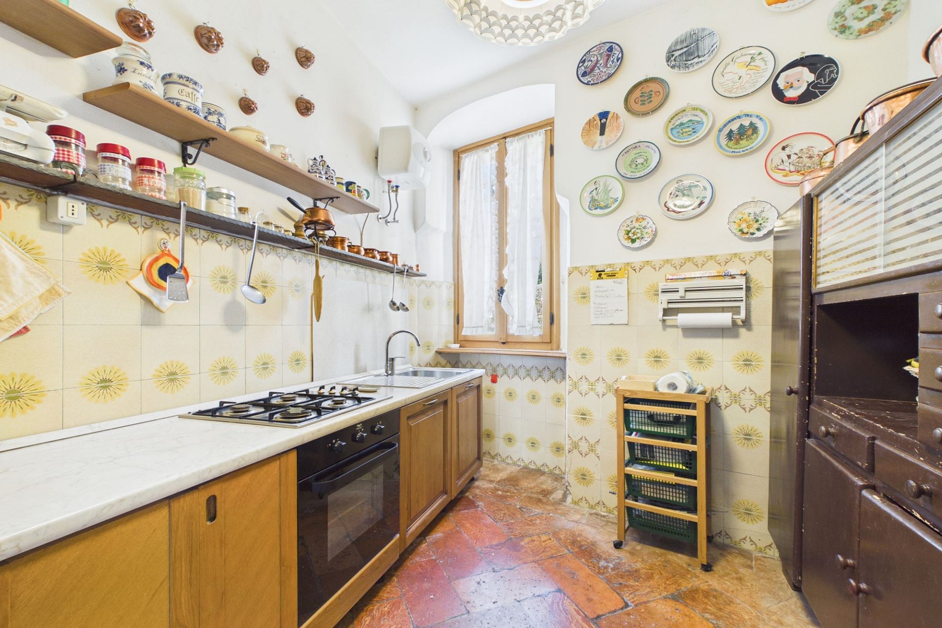 Rustikale Landhausküche mit Fliesendekor