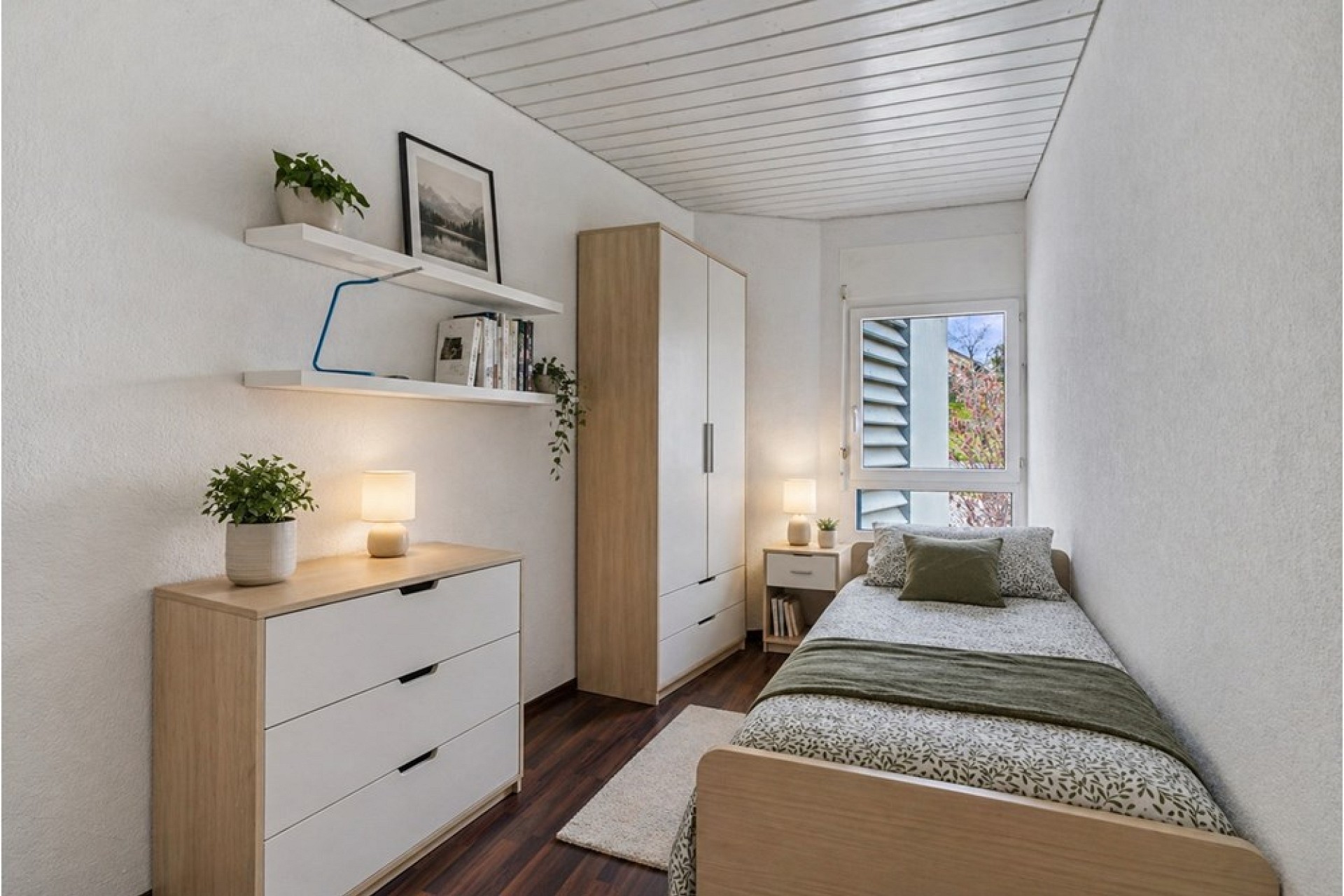 Schmales Schlafzimmer mit Einzelbett und Stauraum