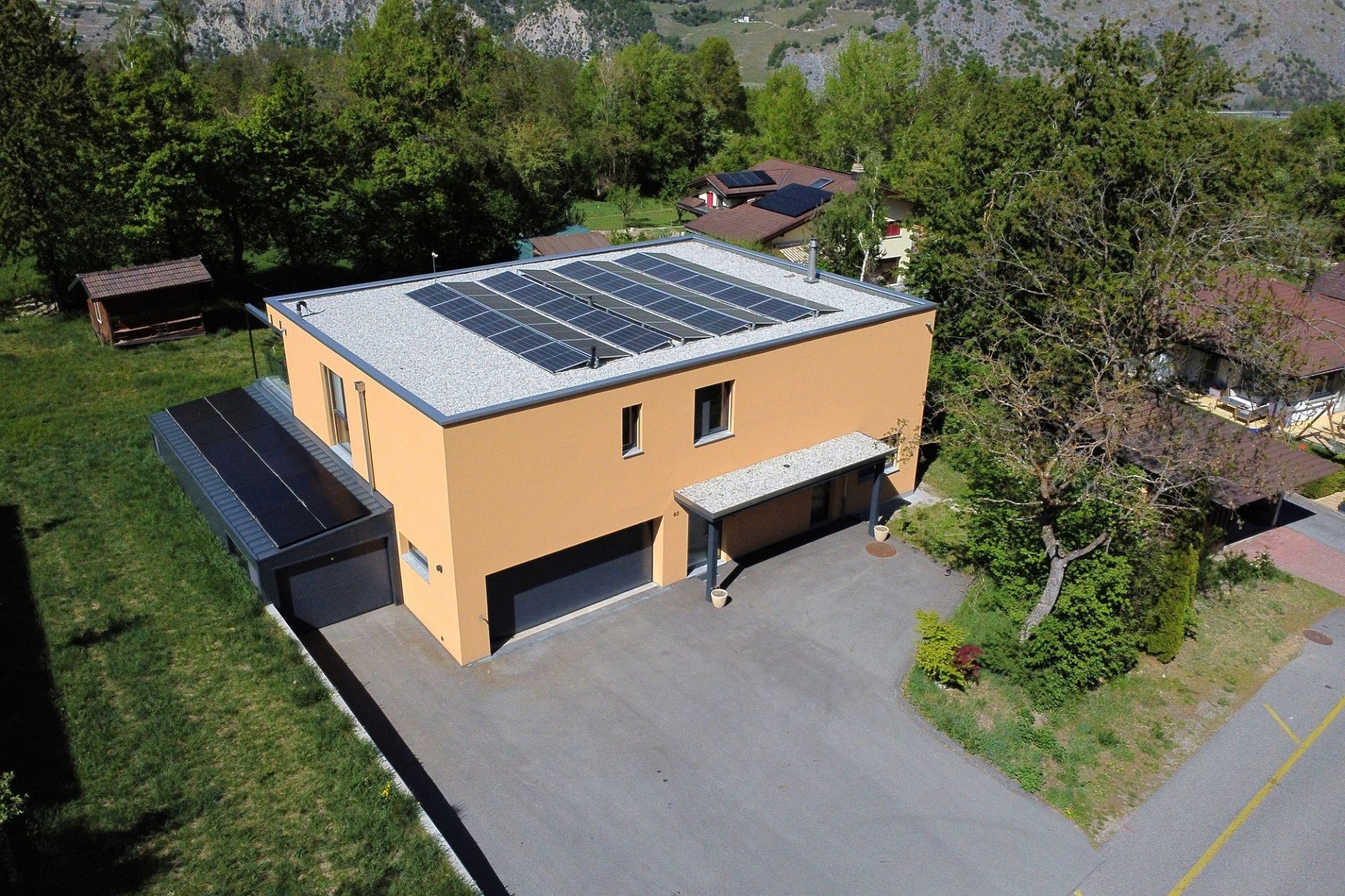Moderne Hausansicht mit Solaranlage