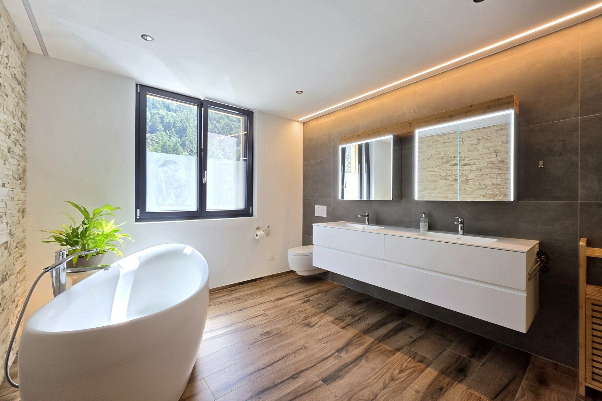 Modernes Badezimmer mit freistehender Wanne und Doppelwaschtisch