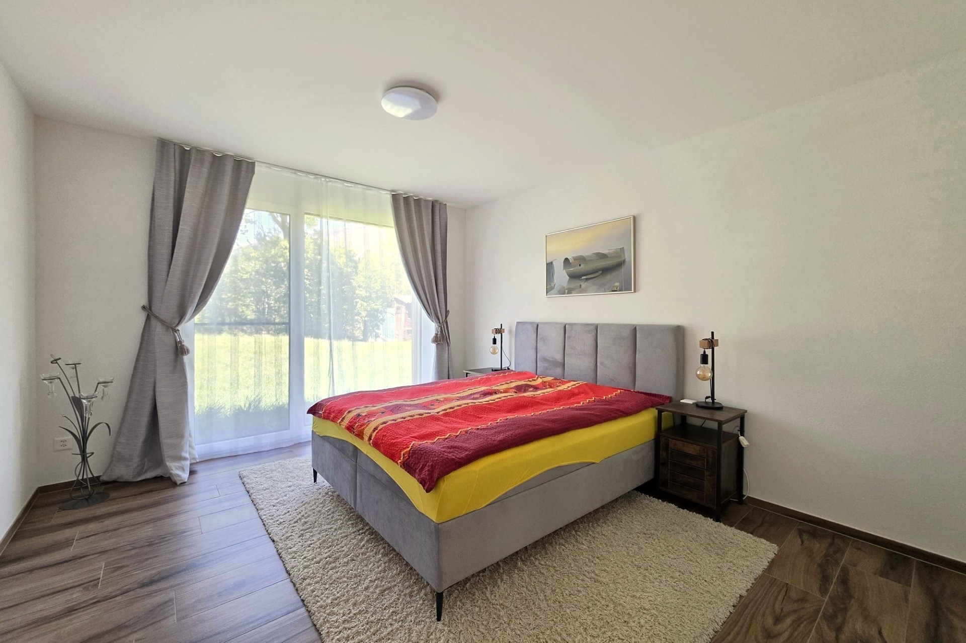 Schlafzimmer mit großem Fenster