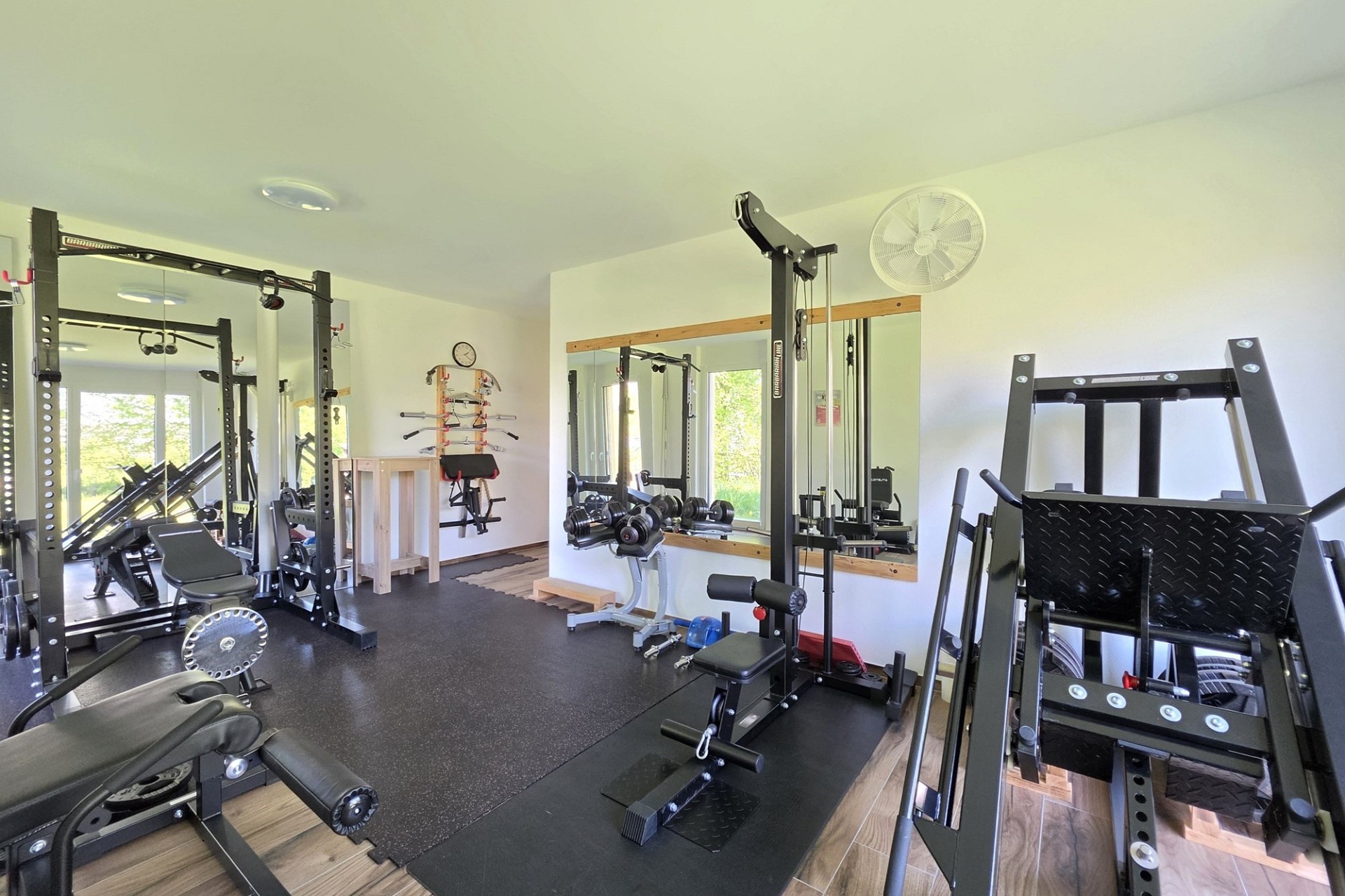 Heimfitnessraum mit Kraftgeräten