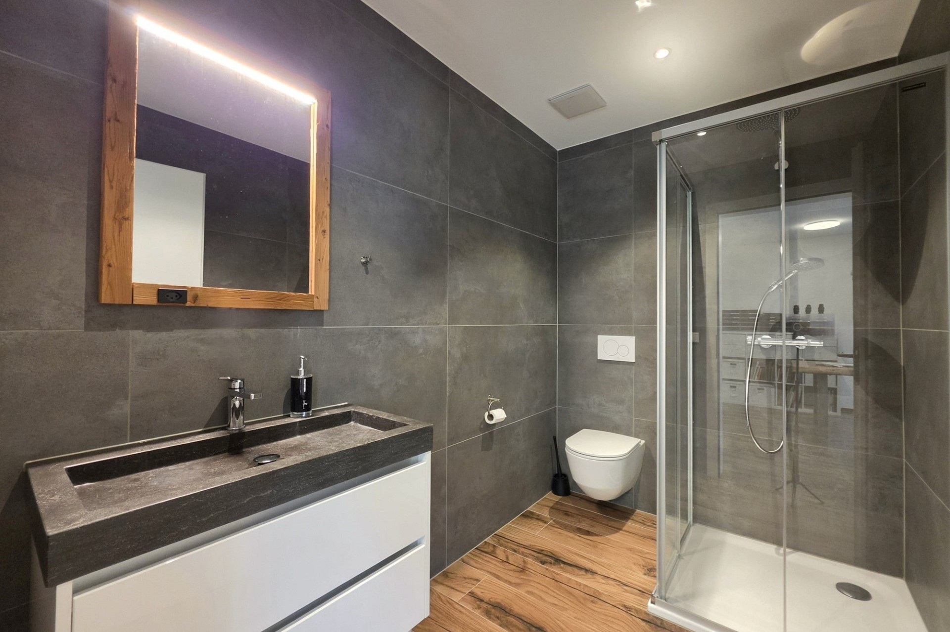 Modernes Badezimmer mit Dusche, WC und Waschtisch