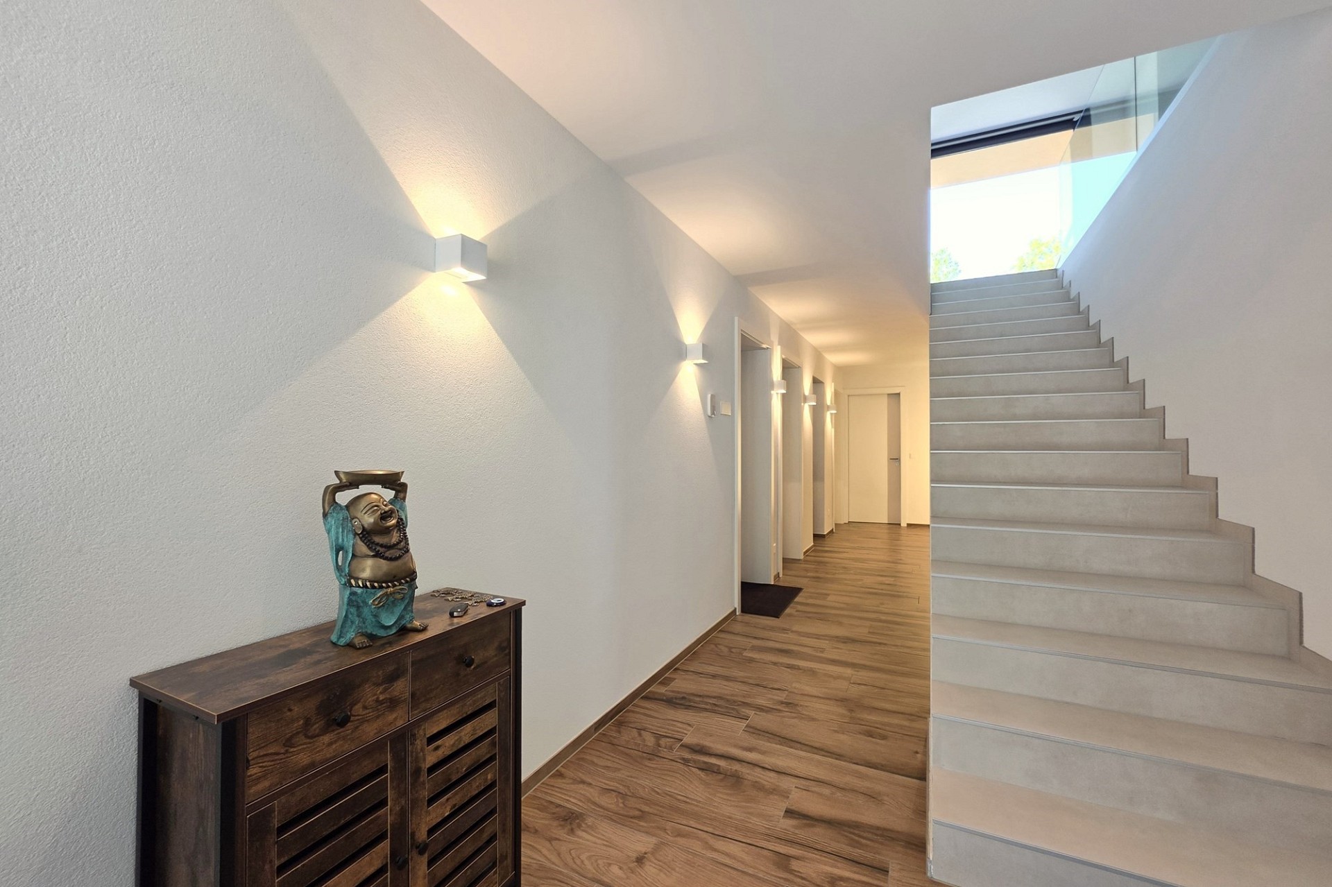 Heller Flur mit Treppe und Holzboden