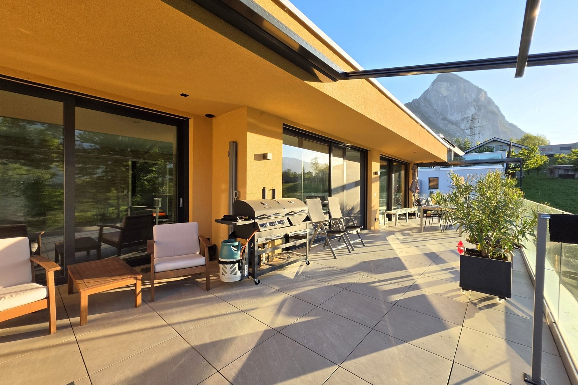 Große sonnige Dachterrasse mit Bergblick