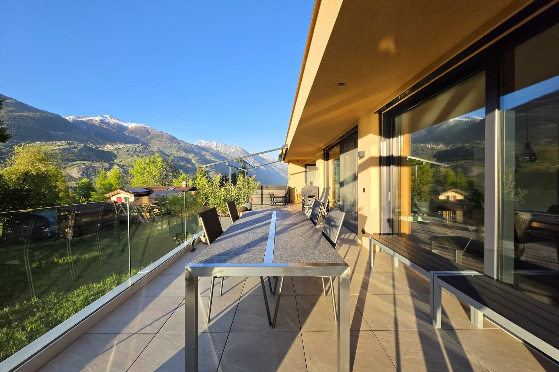 Sonnige Terrasse mit Bergblick