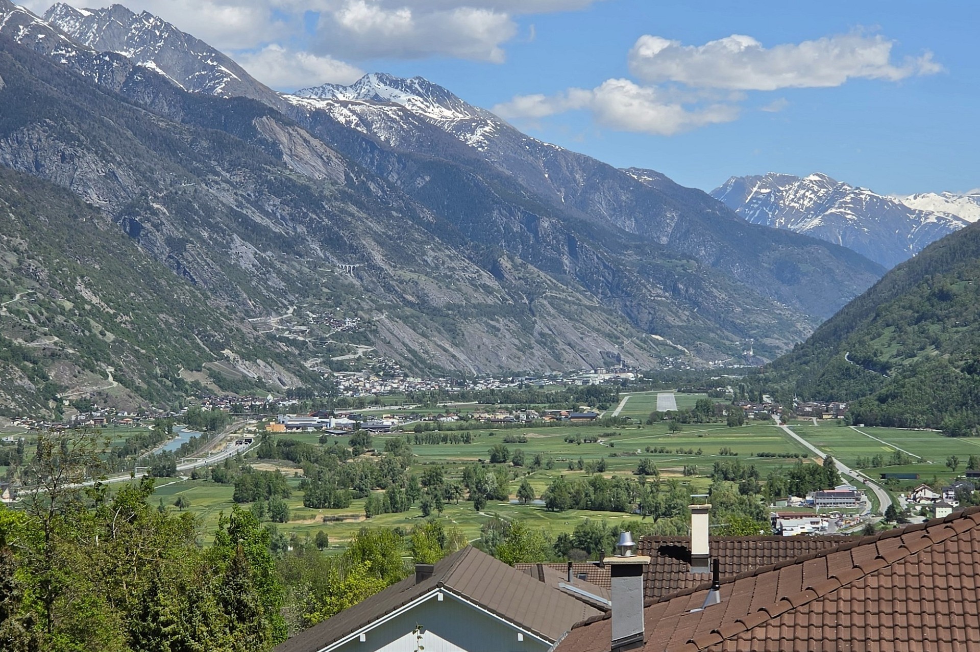 Alpenpanorama mit Tal und Dachkante