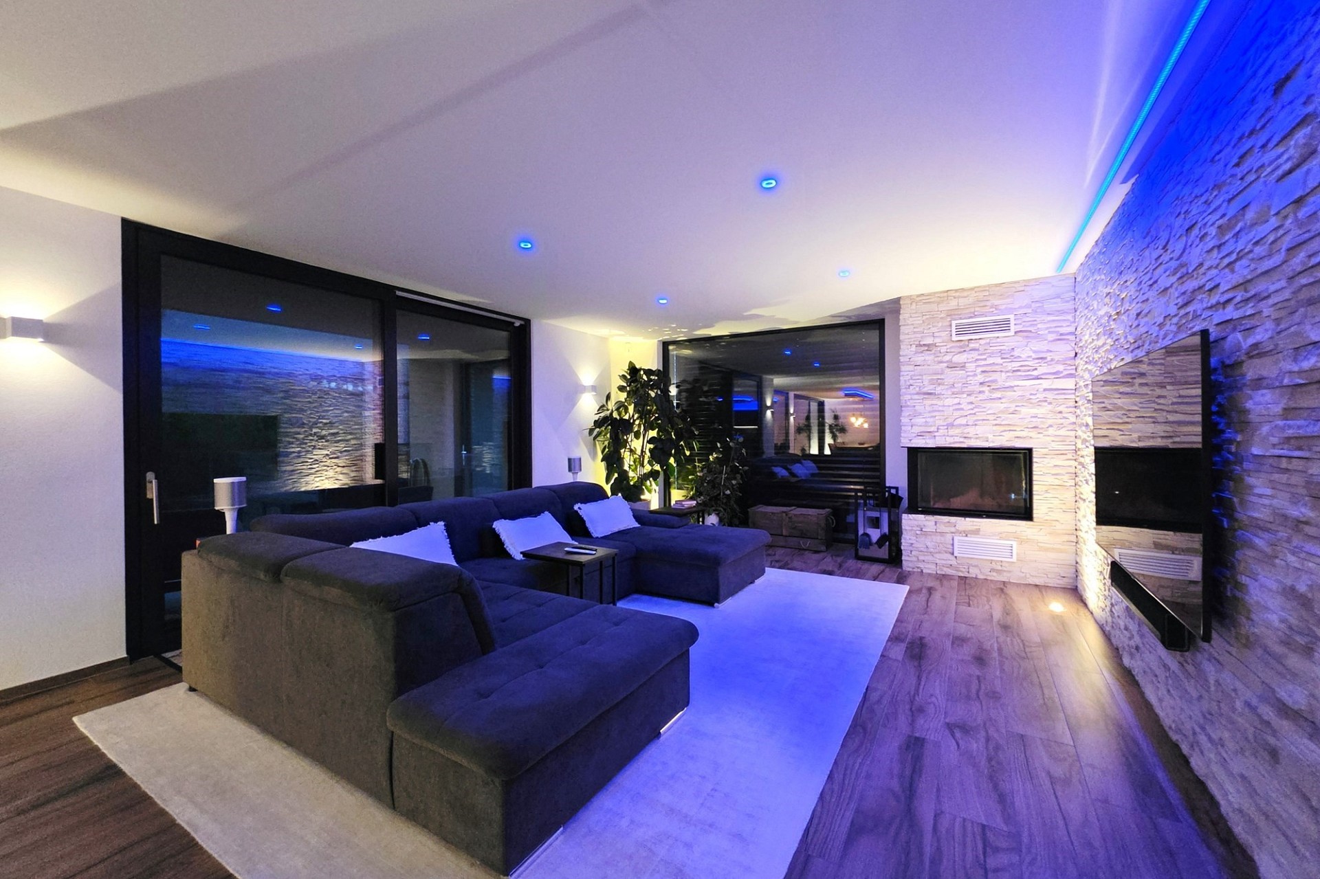 Modernes Wohnzimmer mit Kamin und LED-Beleuchtung
