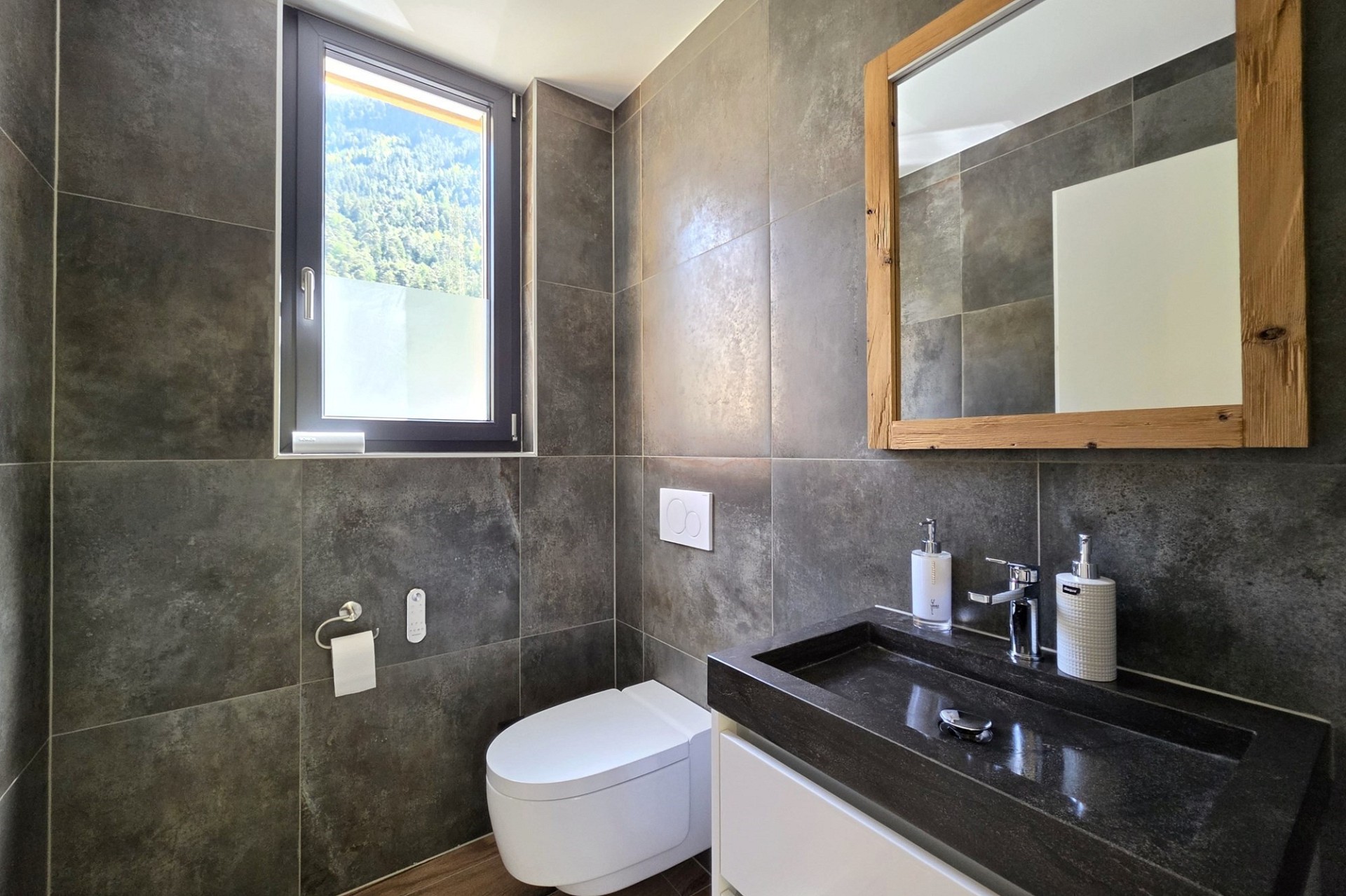 Modernes Gäste-WC mit Natursteinoptik