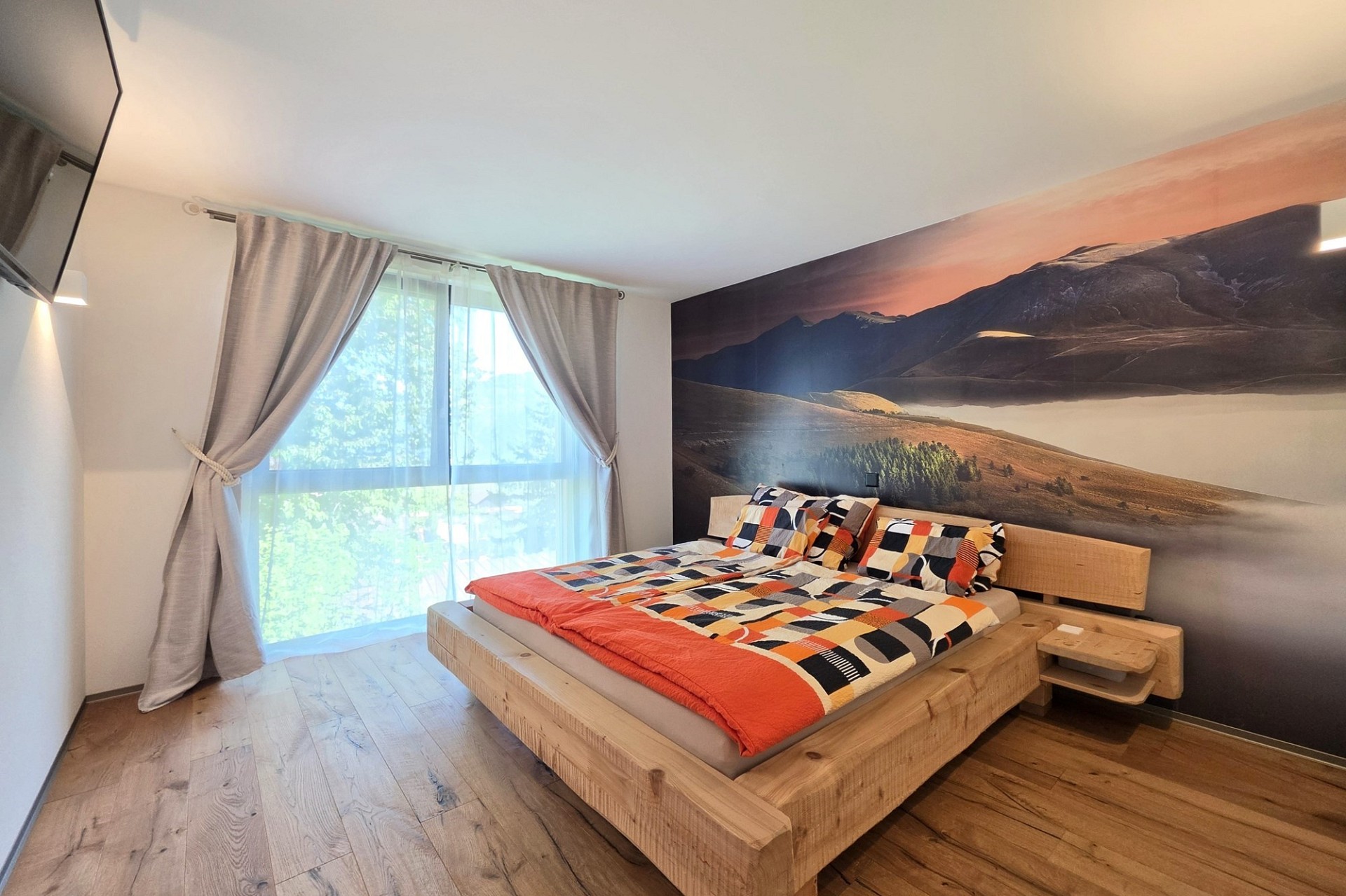 Modernes Schlafzimmer mit Holzplattform-Bett