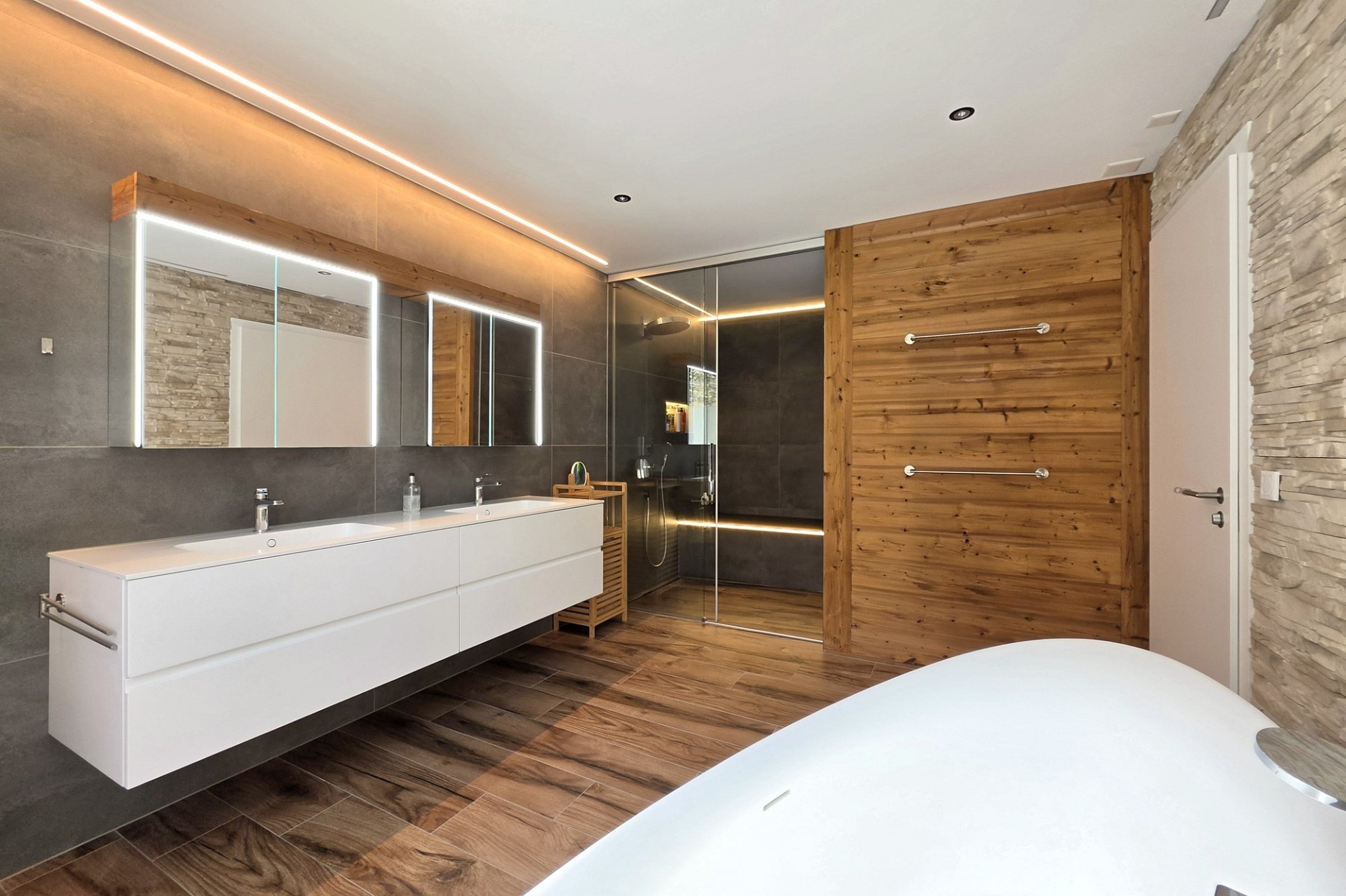 Luxuriöses Badezimmer mit Holz und Stein