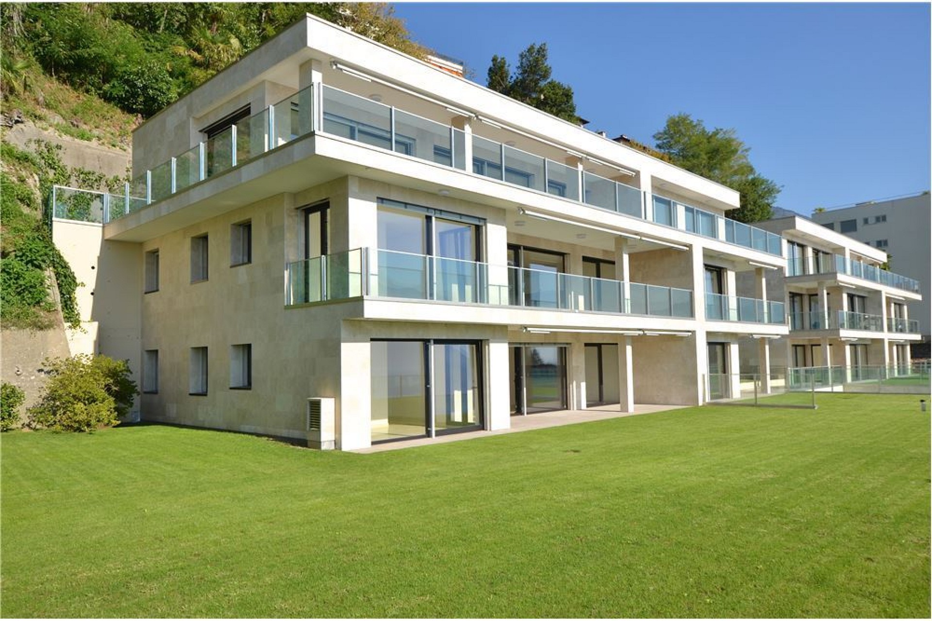 Moderne Wohnanlage mit Terrassen und Garten