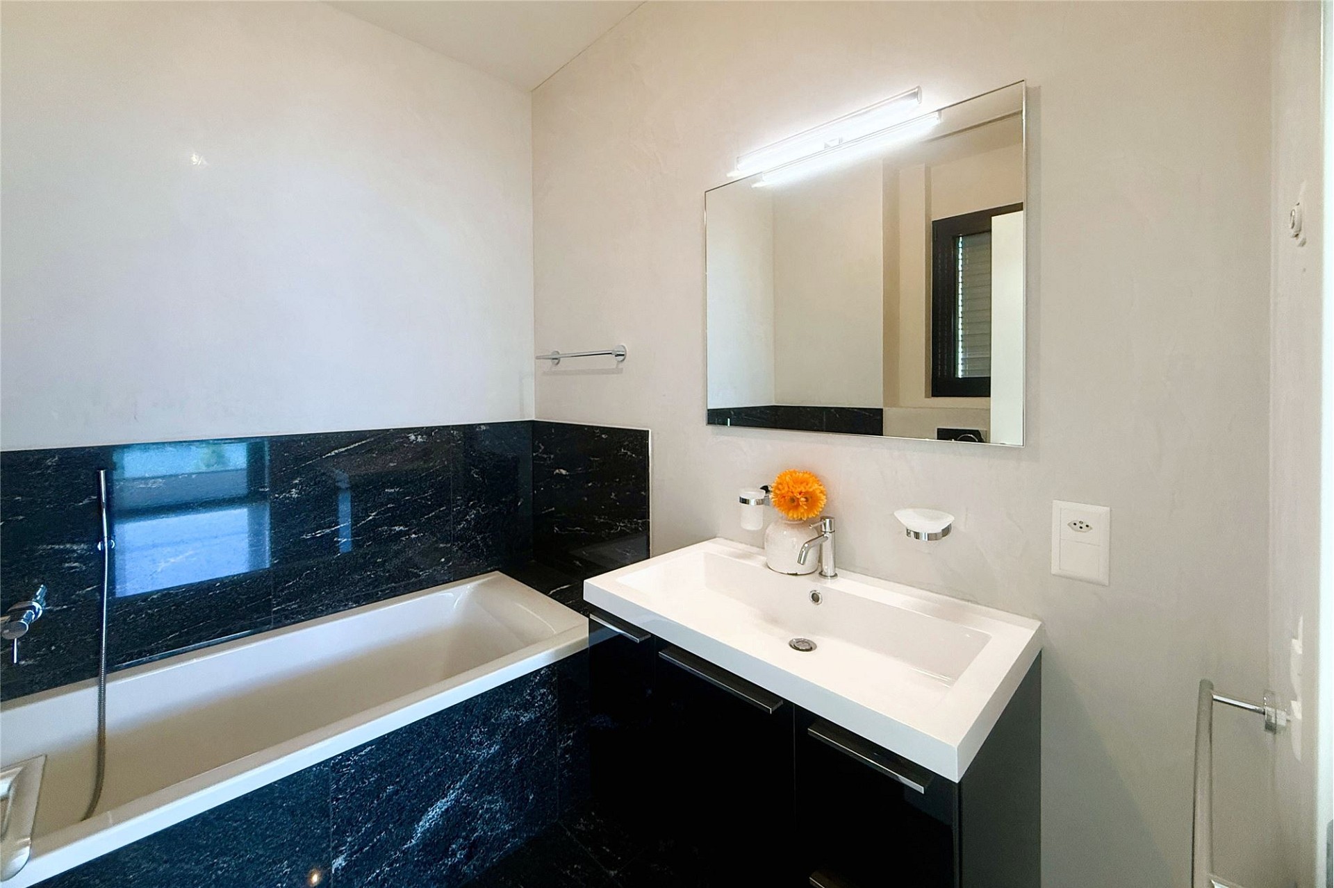 Modernes Badezimmer mit Wanne und Waschtisch