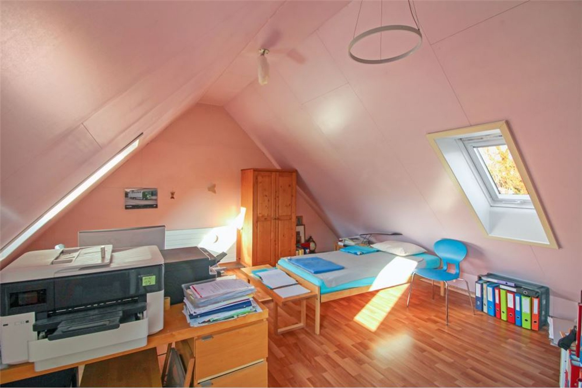 Ausgebautes Dachzimmer mit Schlafbereich
