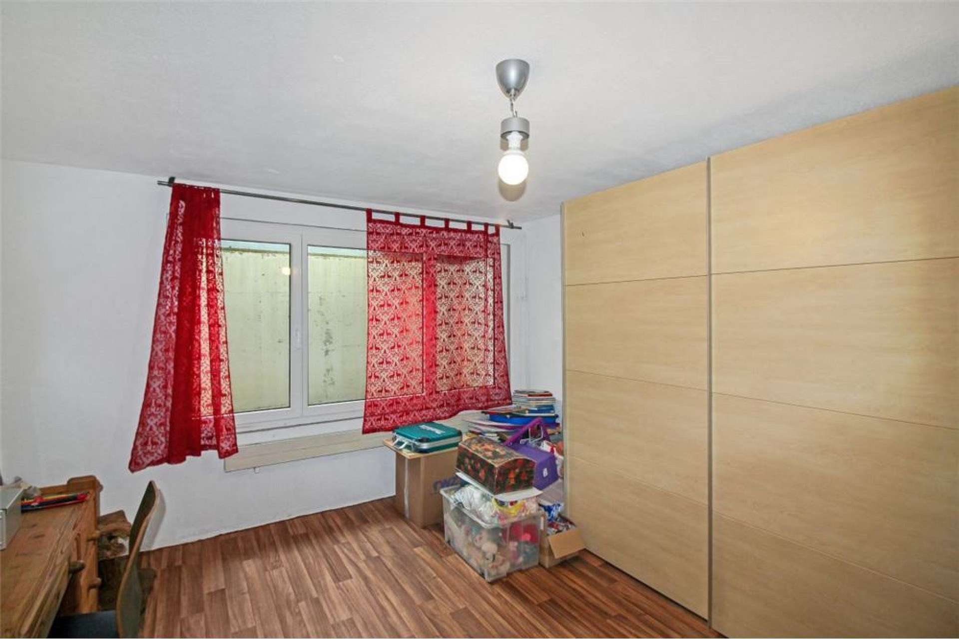 Schlichtes Schlafzimmer mit Kleiderschrank