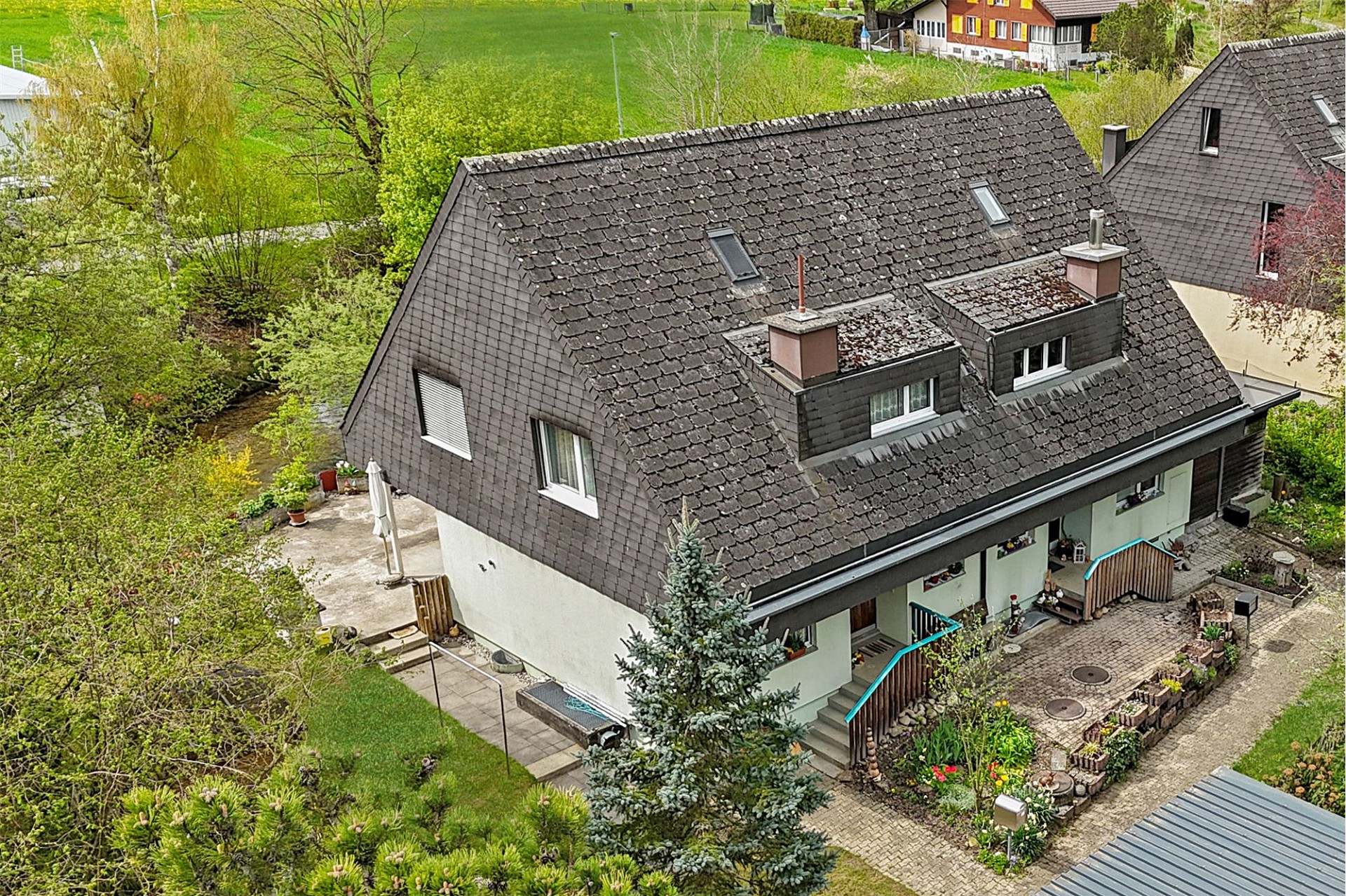Luftaufnahme eines Einfamilienhauses mit großem Garten
