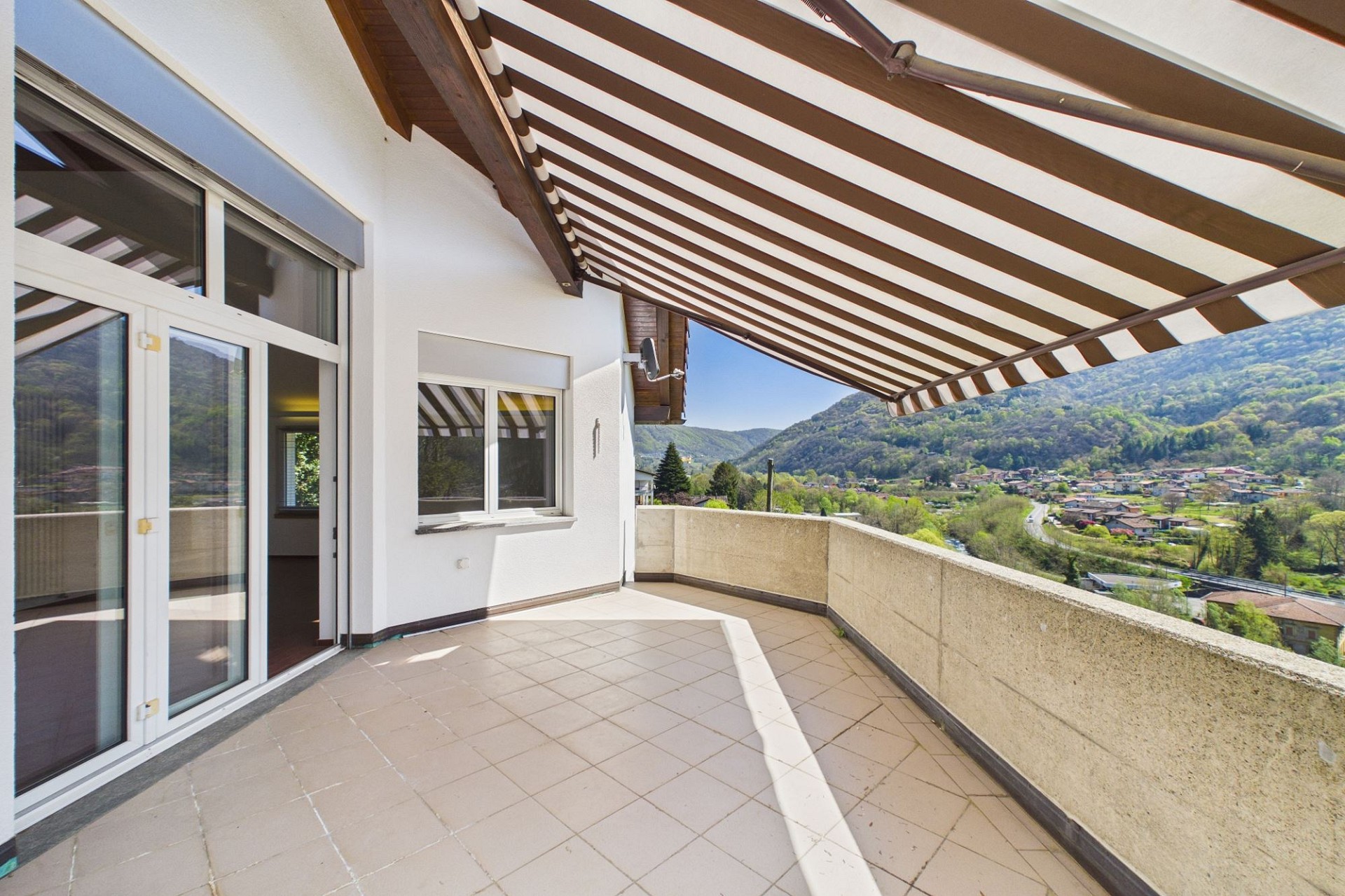 Überdachte Terrasse mit Bergblick