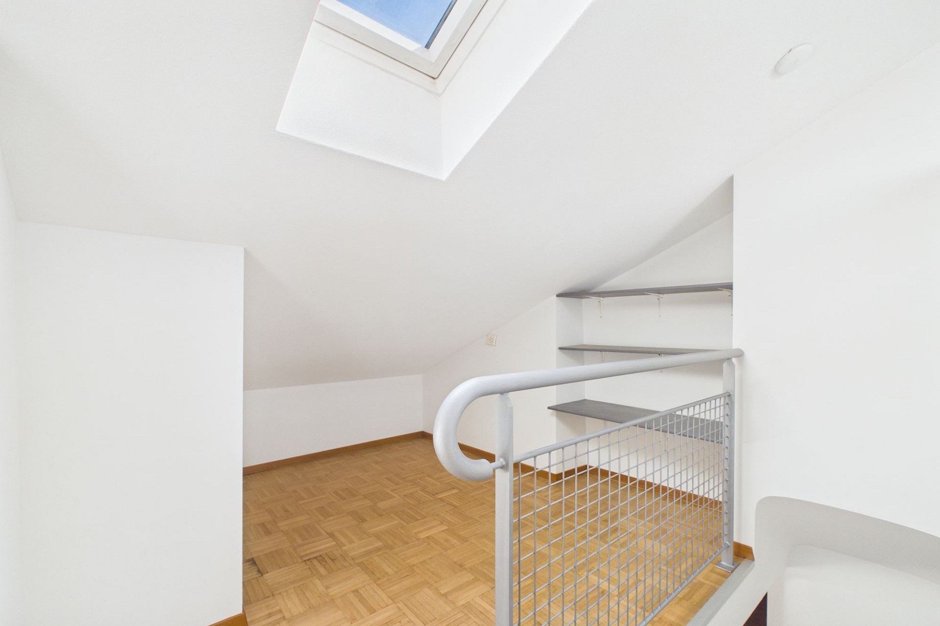 Heller Dachboden- bzw. Treppenpodestbereich mit Galerie