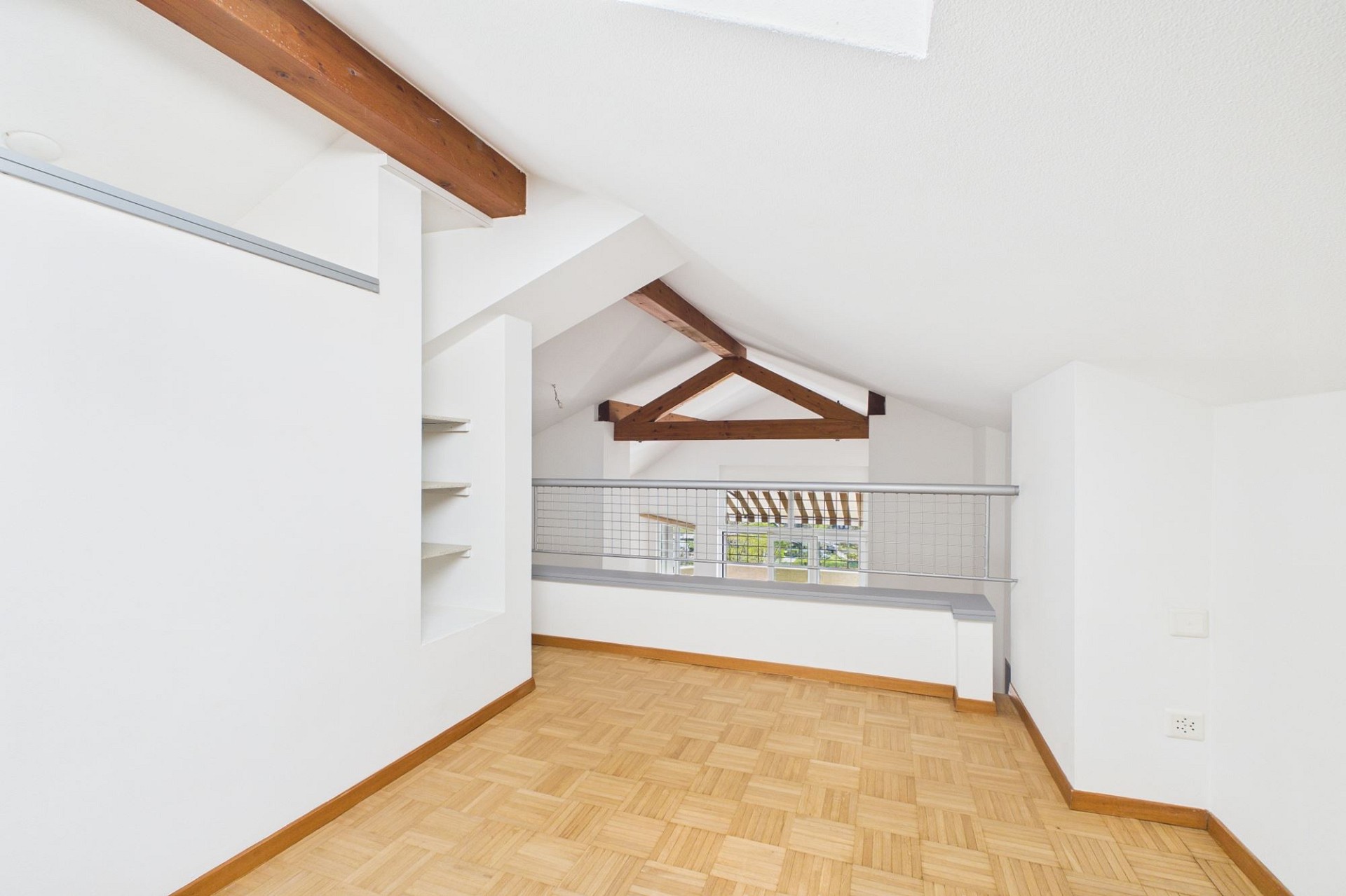 Heller Dachraum mit Galeriebereich
