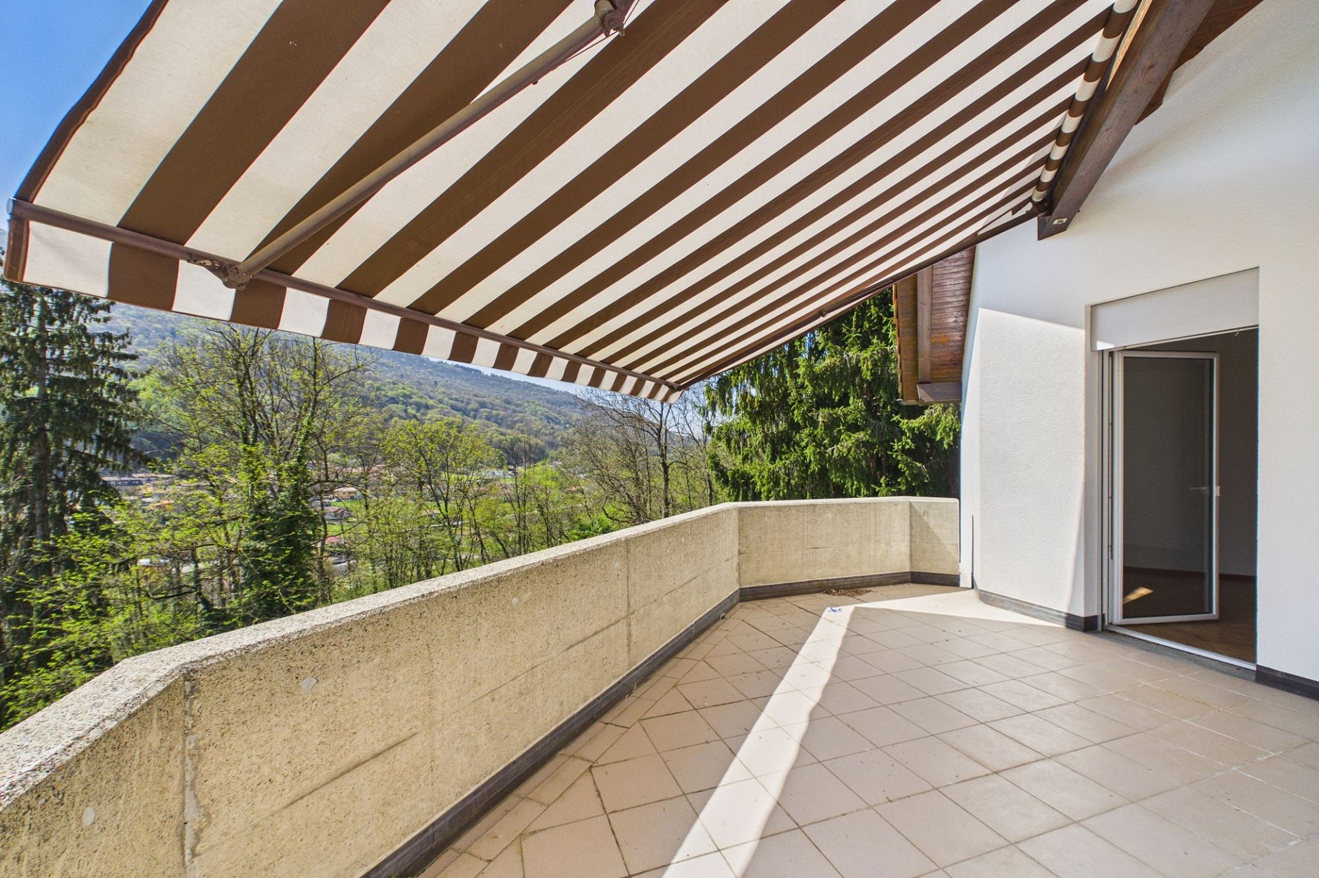Überdachte Terrasse mit Bergblick