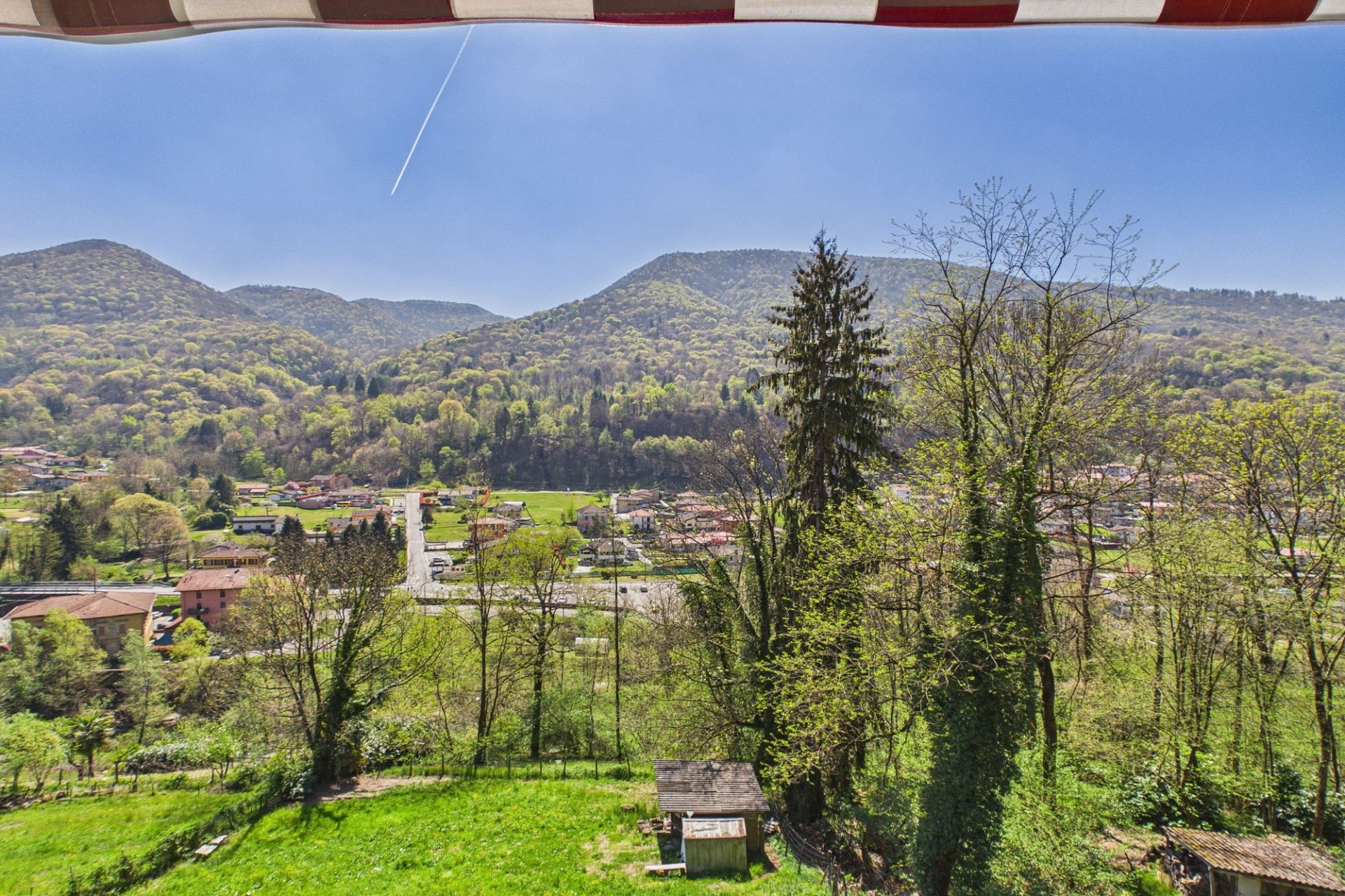 Ländlicher Talblick mit Bergen