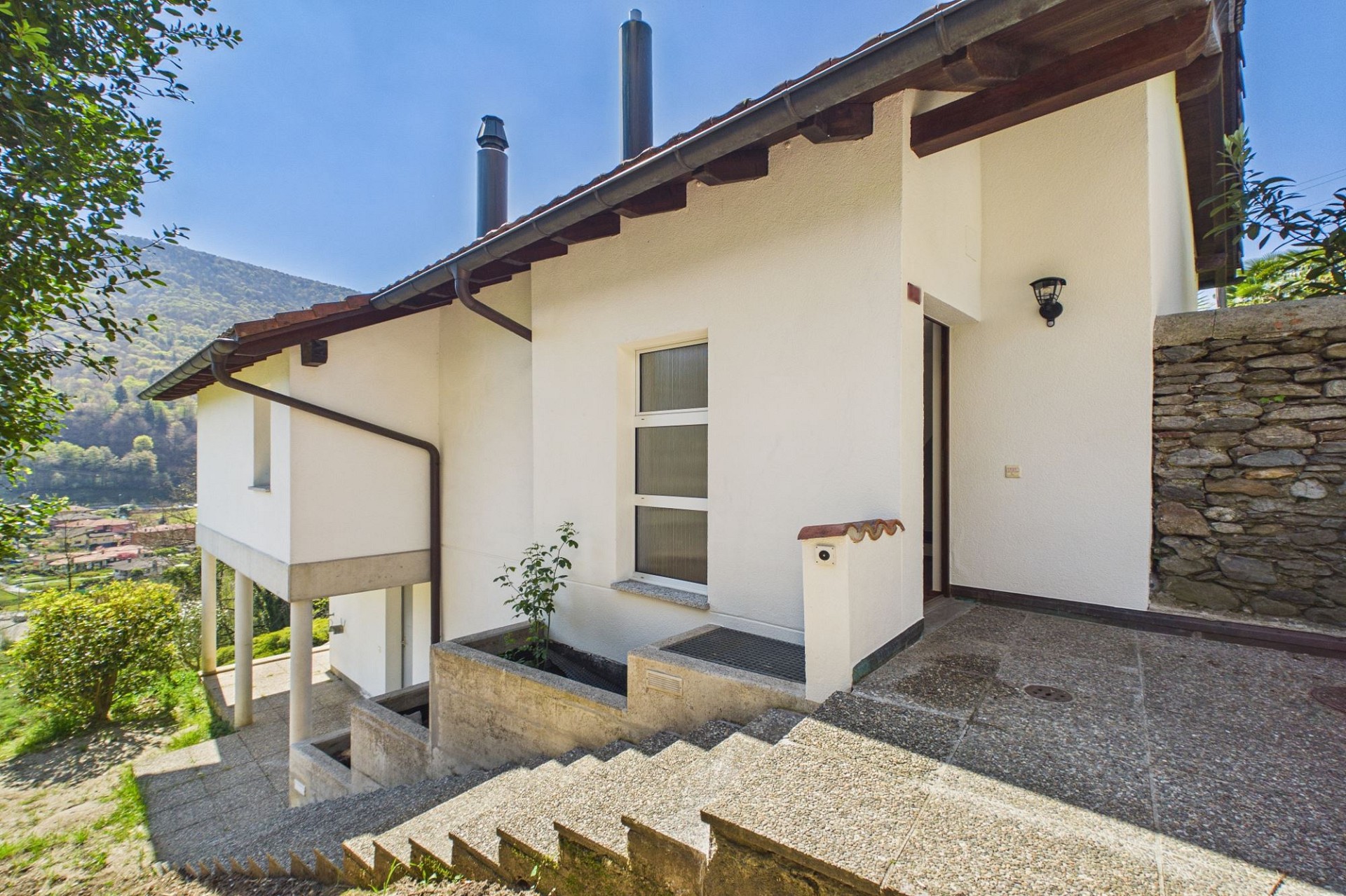 Außenansicht eines Hauses in Hanglage