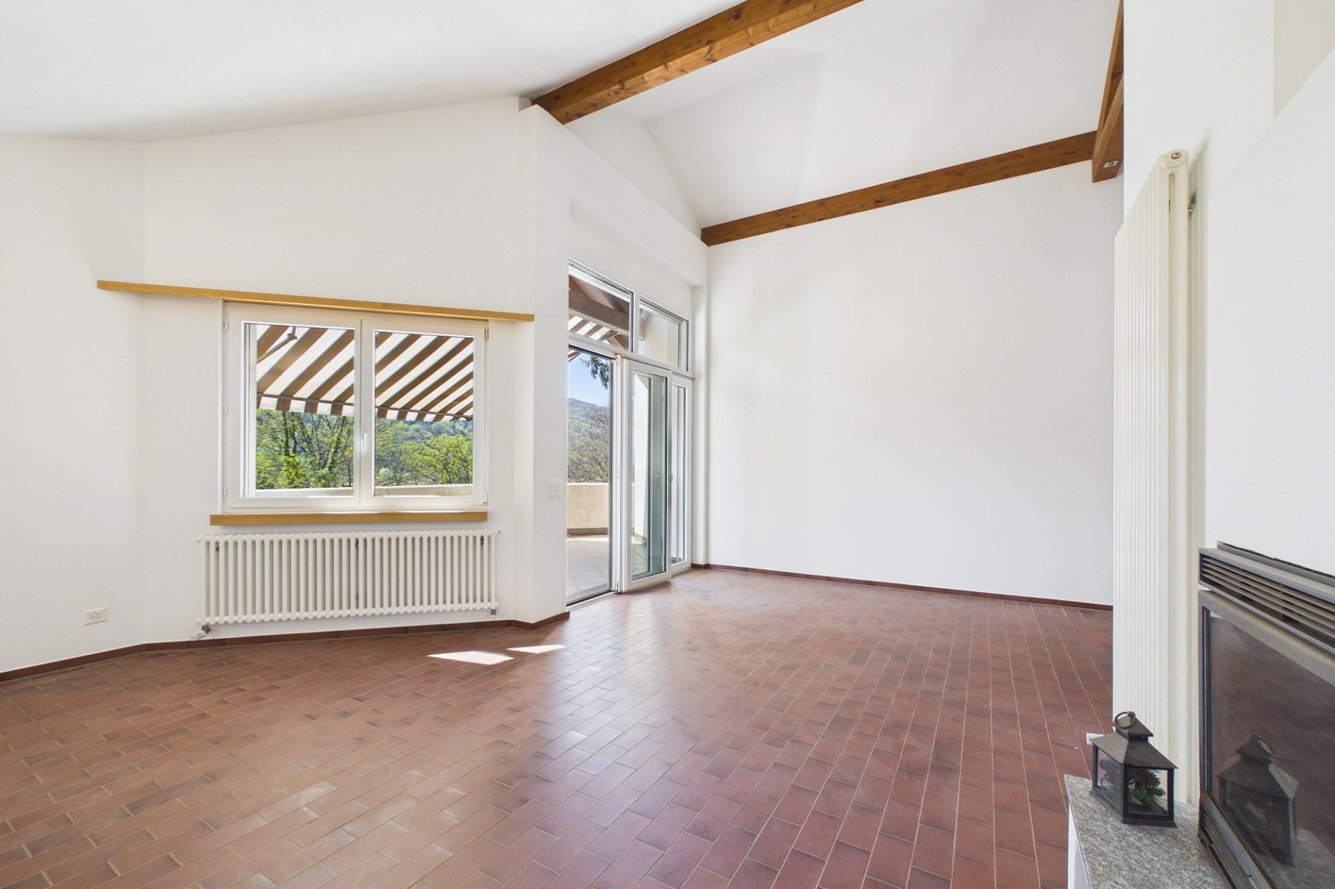 Heller Wohnraum mit Terrassentür und Kamin