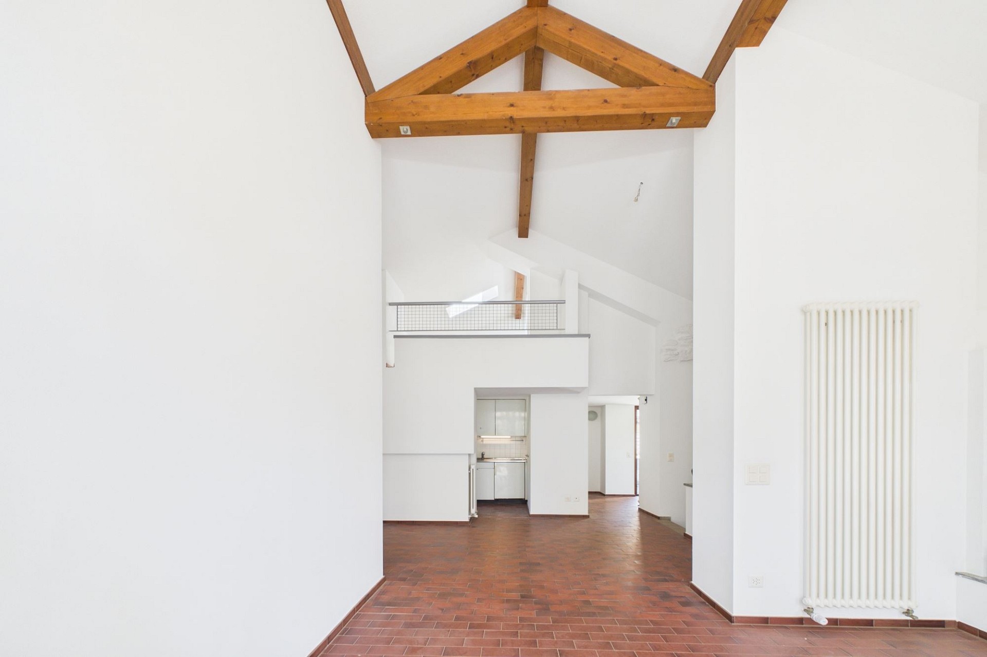 Helles Loft mit sichtbaren Holzbalken
