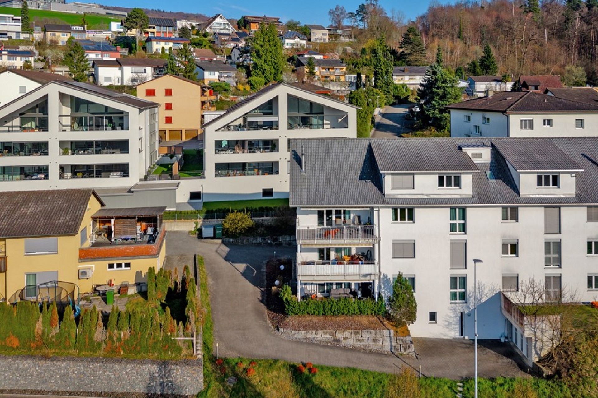 Drohnenaufnahme eines Wohnquartiers mit Mehrfamilienhäusern