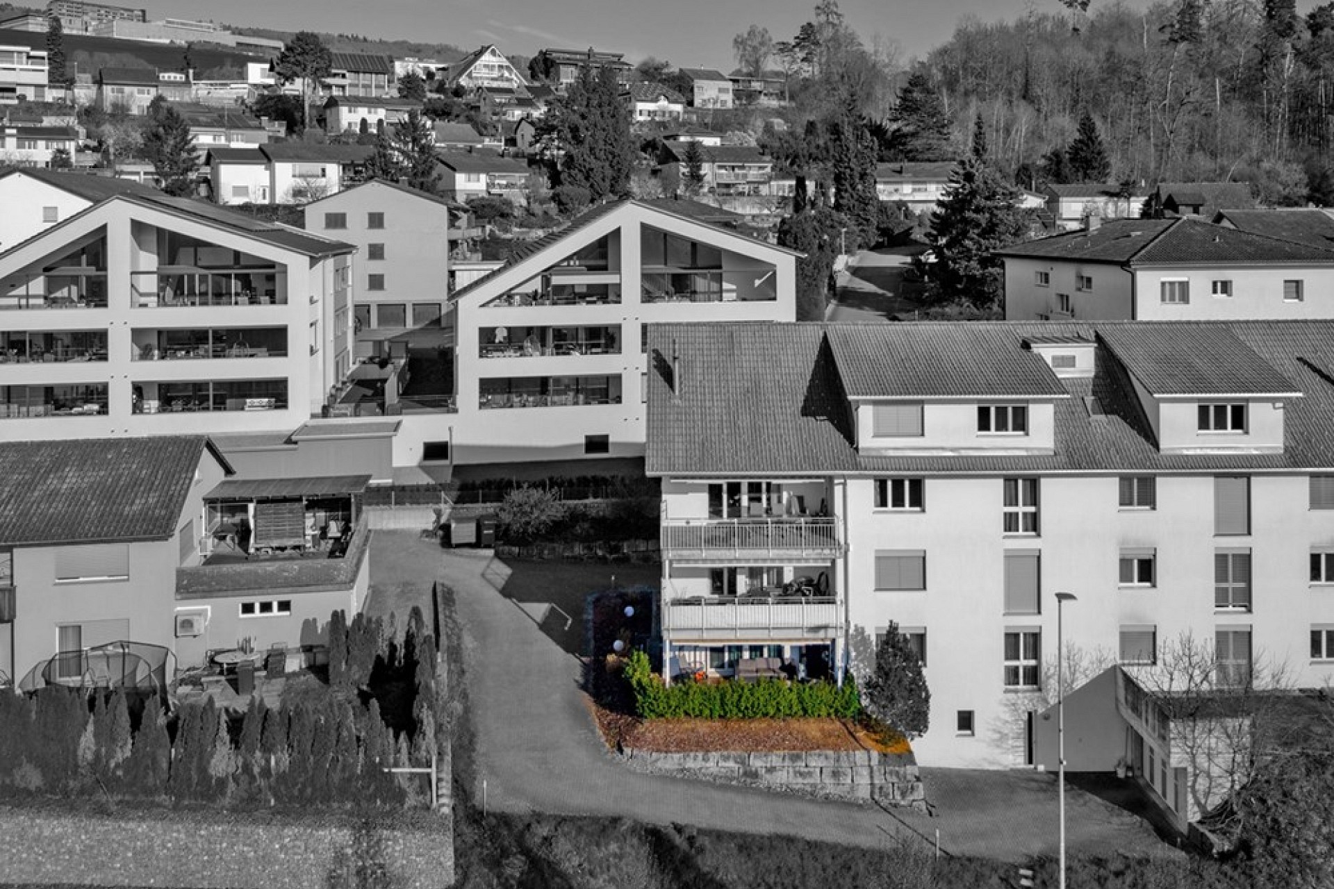 Wohnanlagen und Einfamilienhäuser in Hanglage