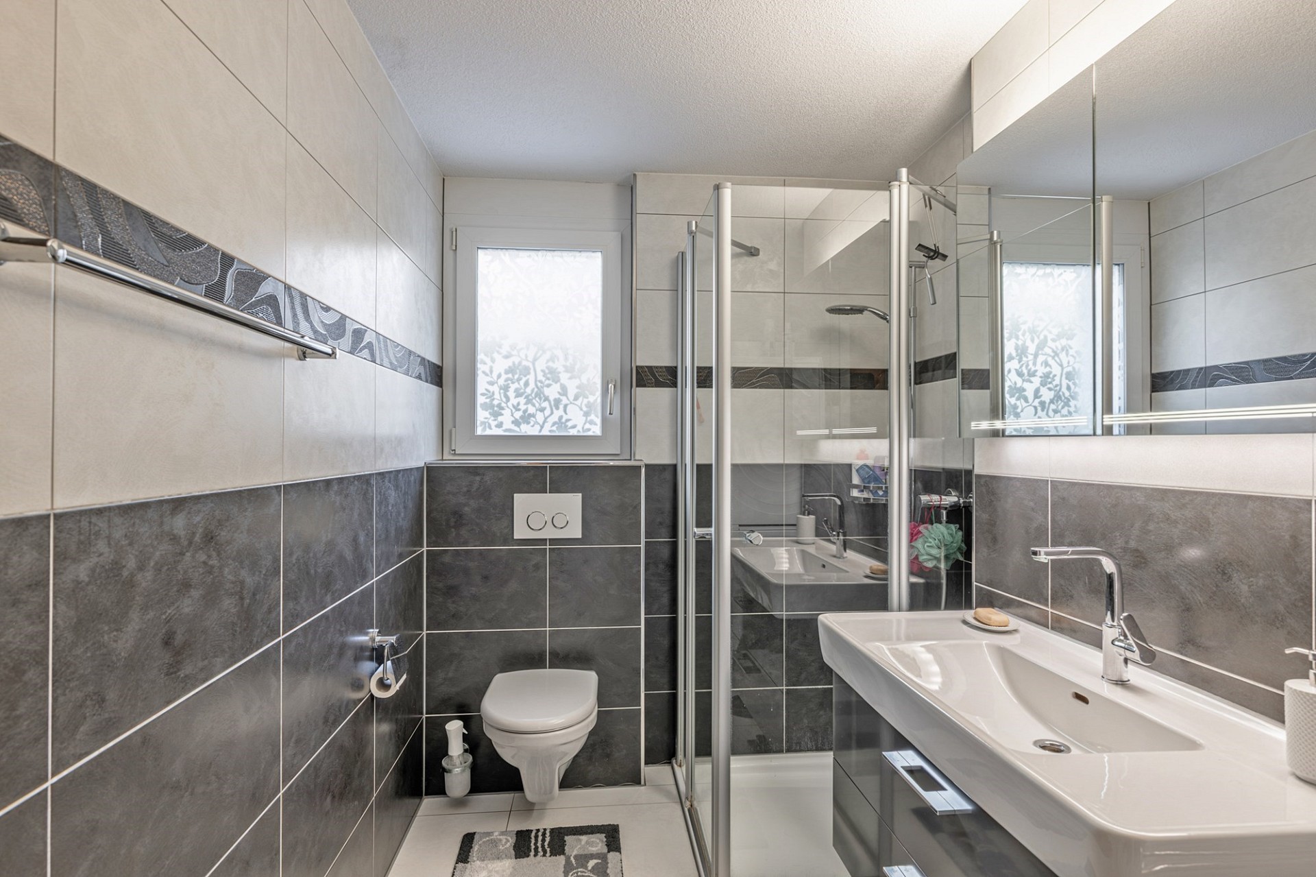 Modernes Badezimmer mit Dusche und Waschbereich