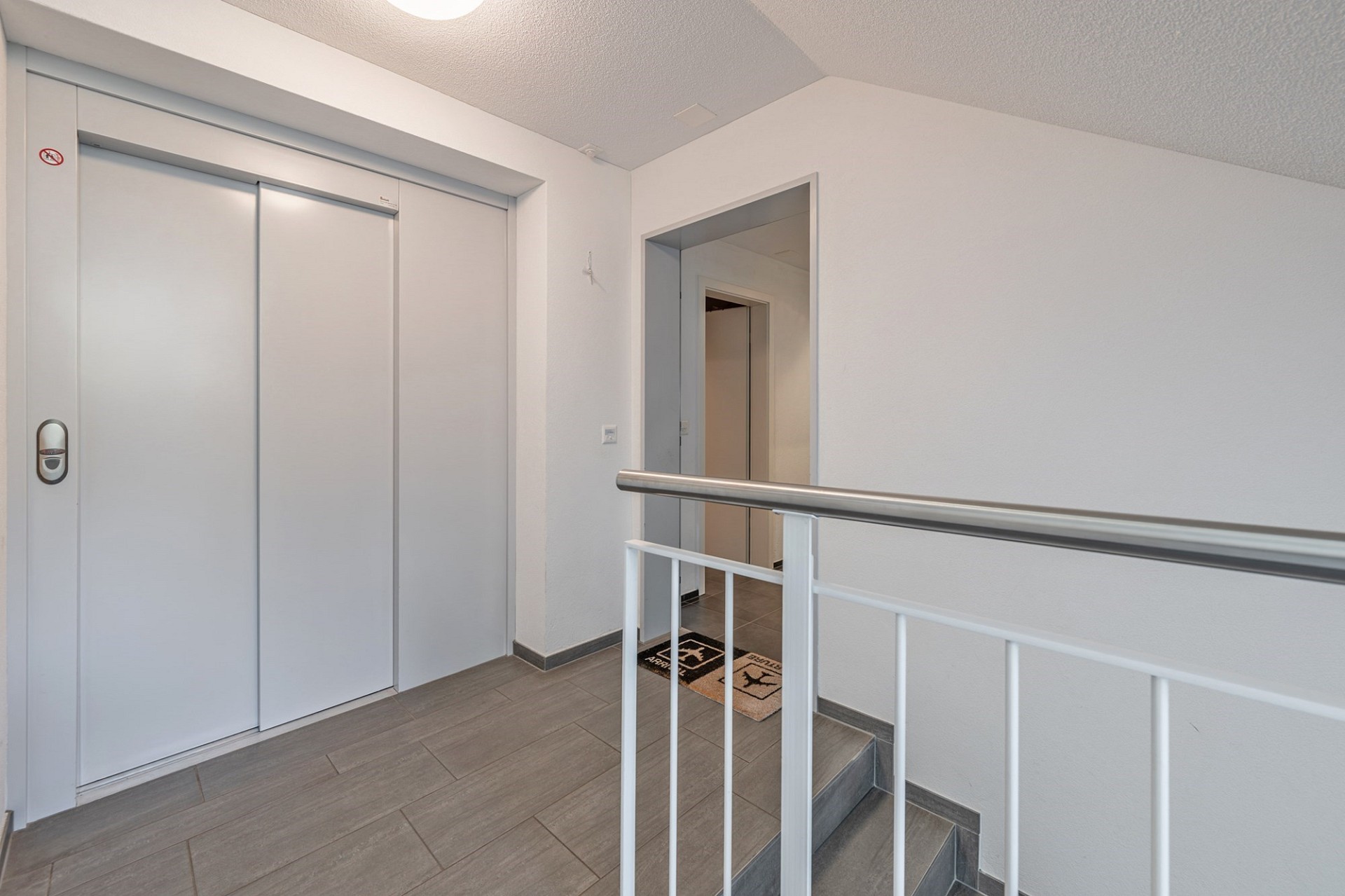 Modernes Treppenhaus mit Aufzug