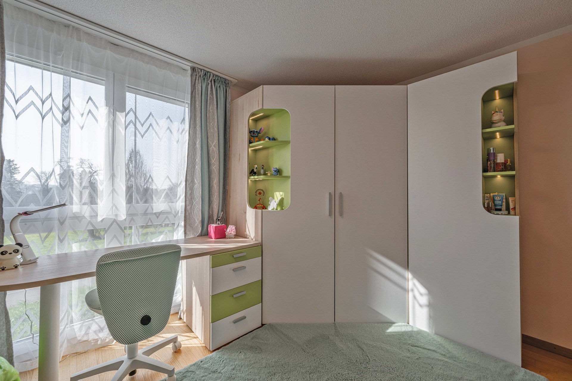 Kinderzimmer mit Schreibtisch und Kleiderschrank