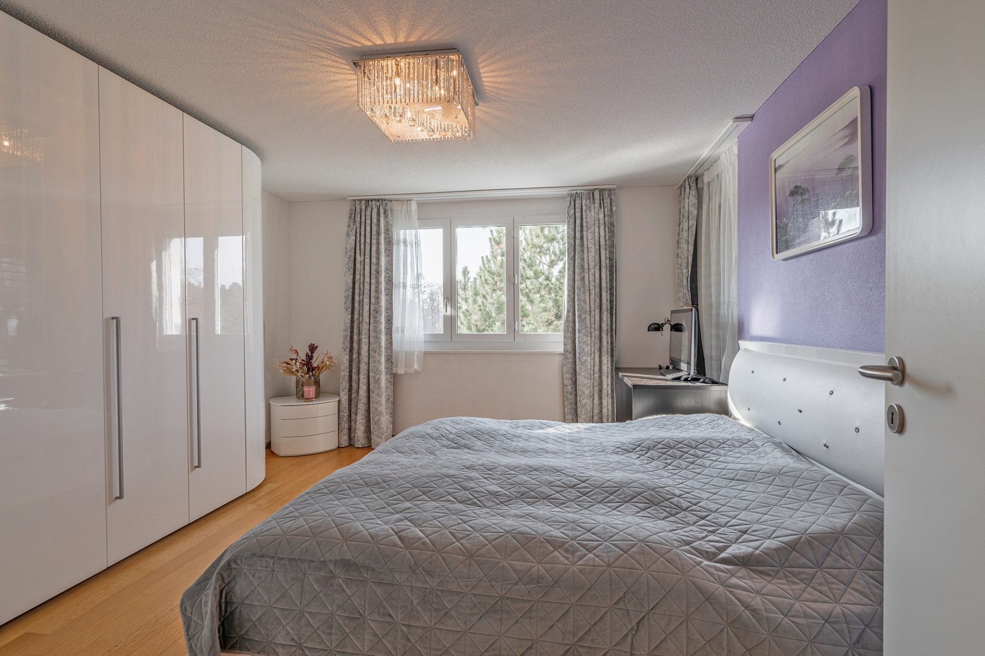 Schlafzimmer mit großem Kleiderschrank und Fenster