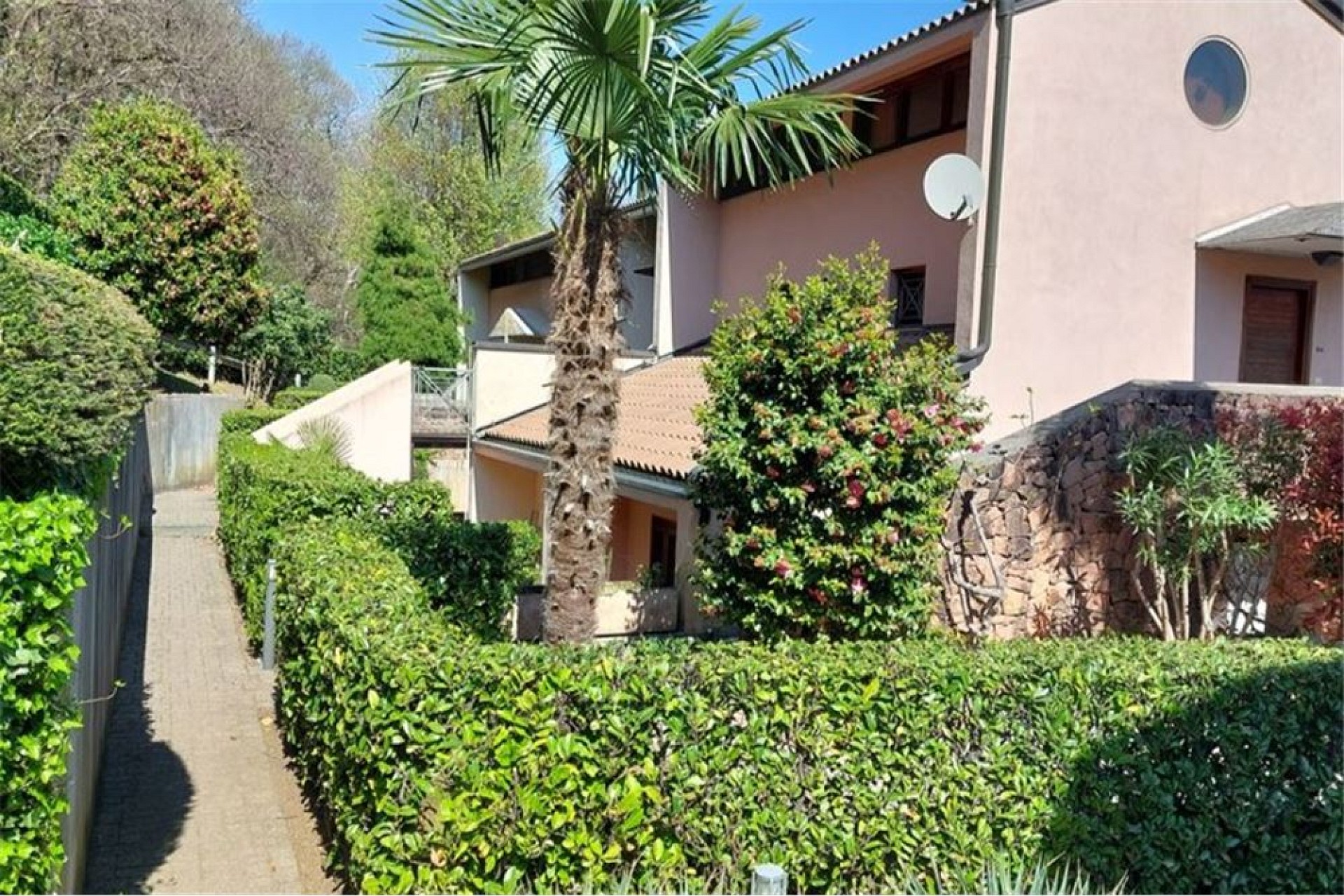 Mediterranes Wohnhaus mit Gartenweg