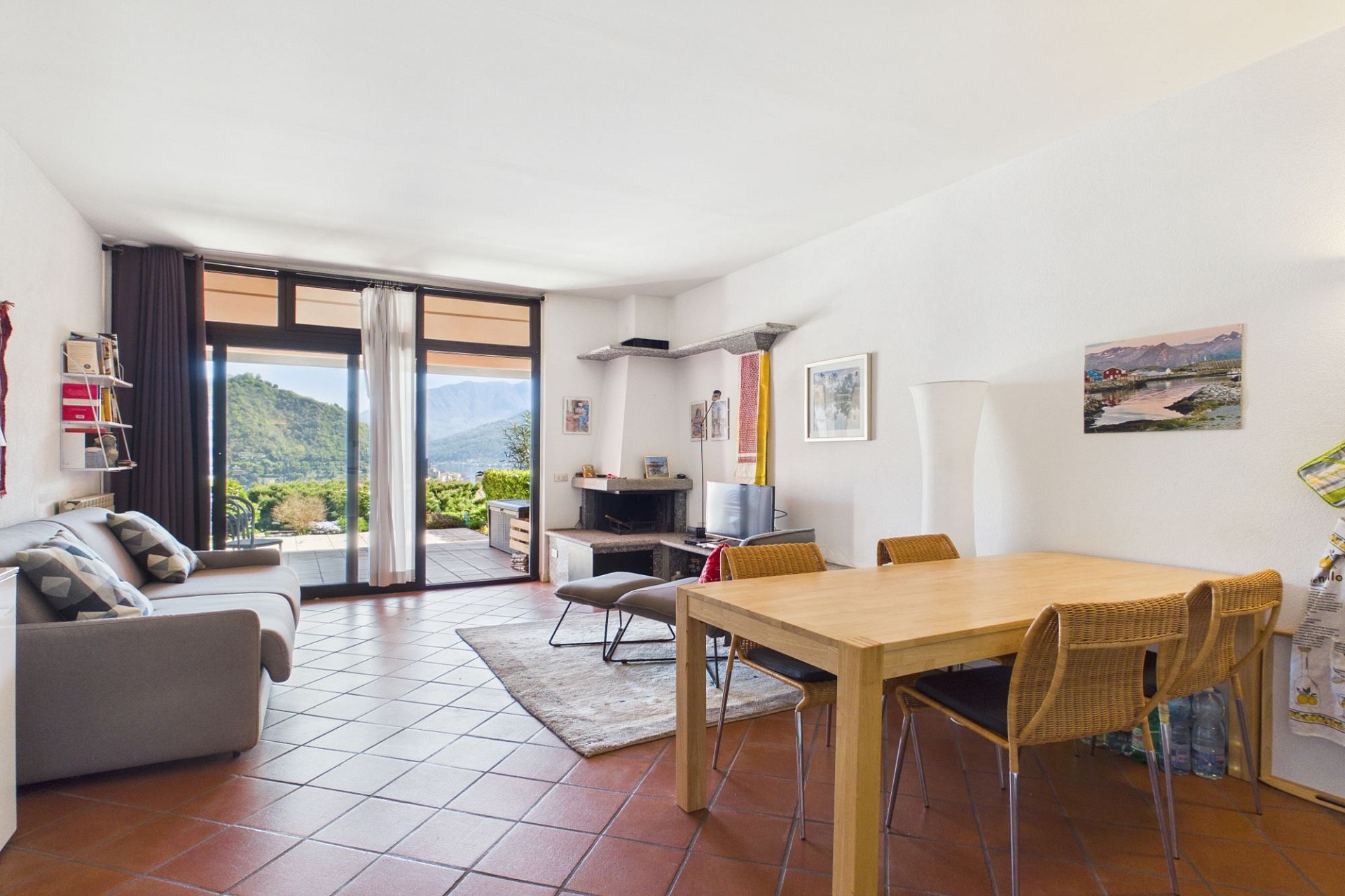 Offener Wohn- und Essbereich mit Terrasse und Bergblick