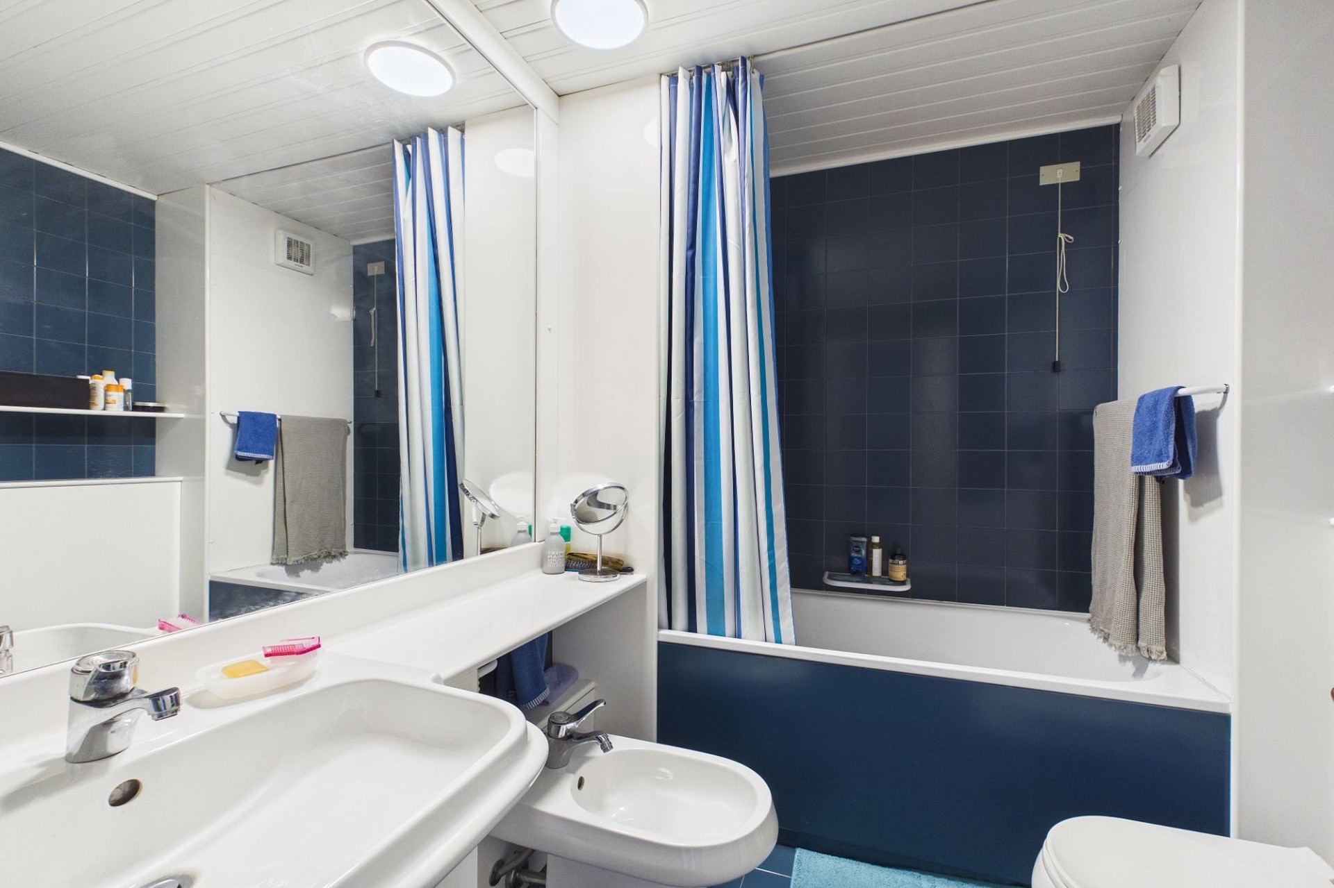 Kompaktes Badezimmer mit Badewanne