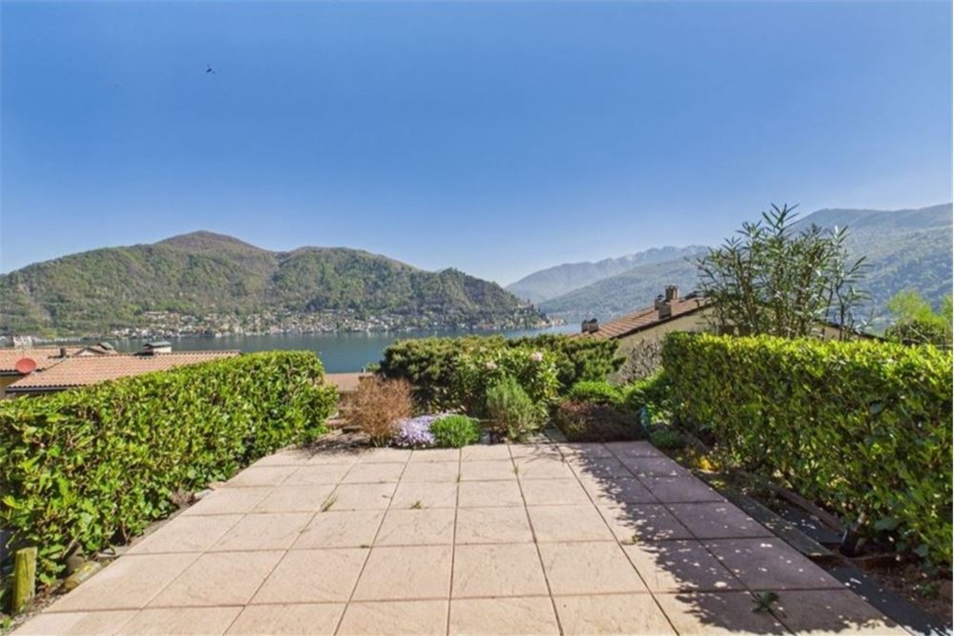 Terrasse mit Seeblick und Bergpanorama