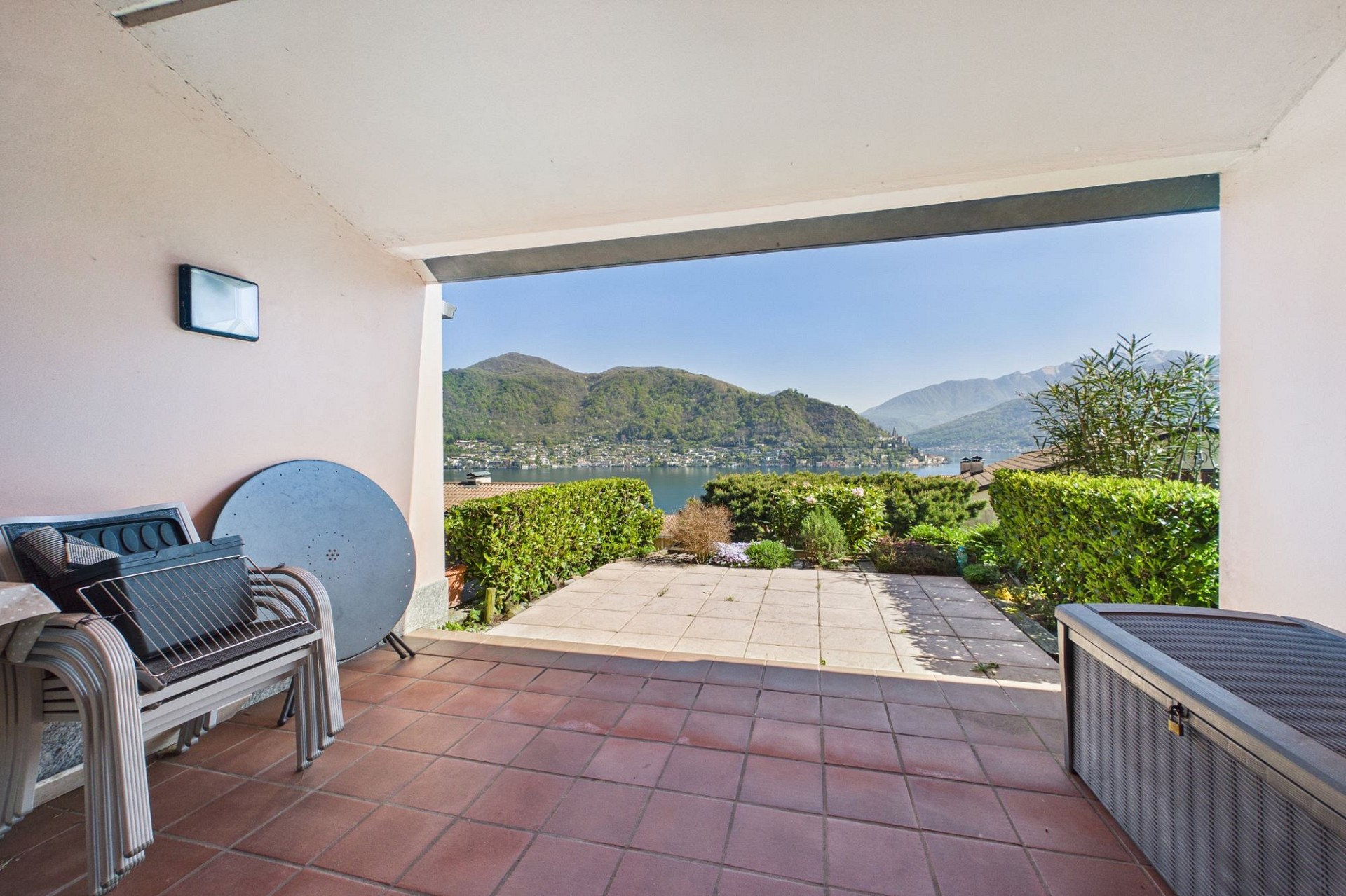 Überdachte Terrasse mit Seeblick