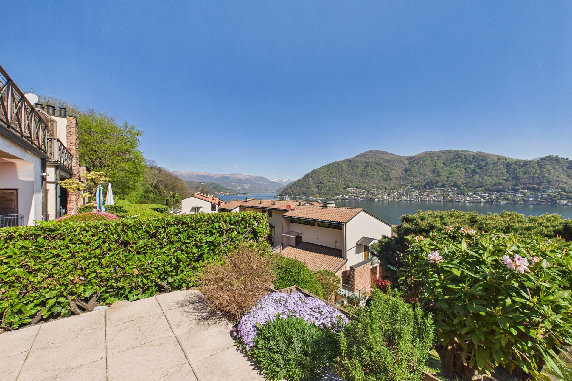 Seeblick mit Garten und Häusern